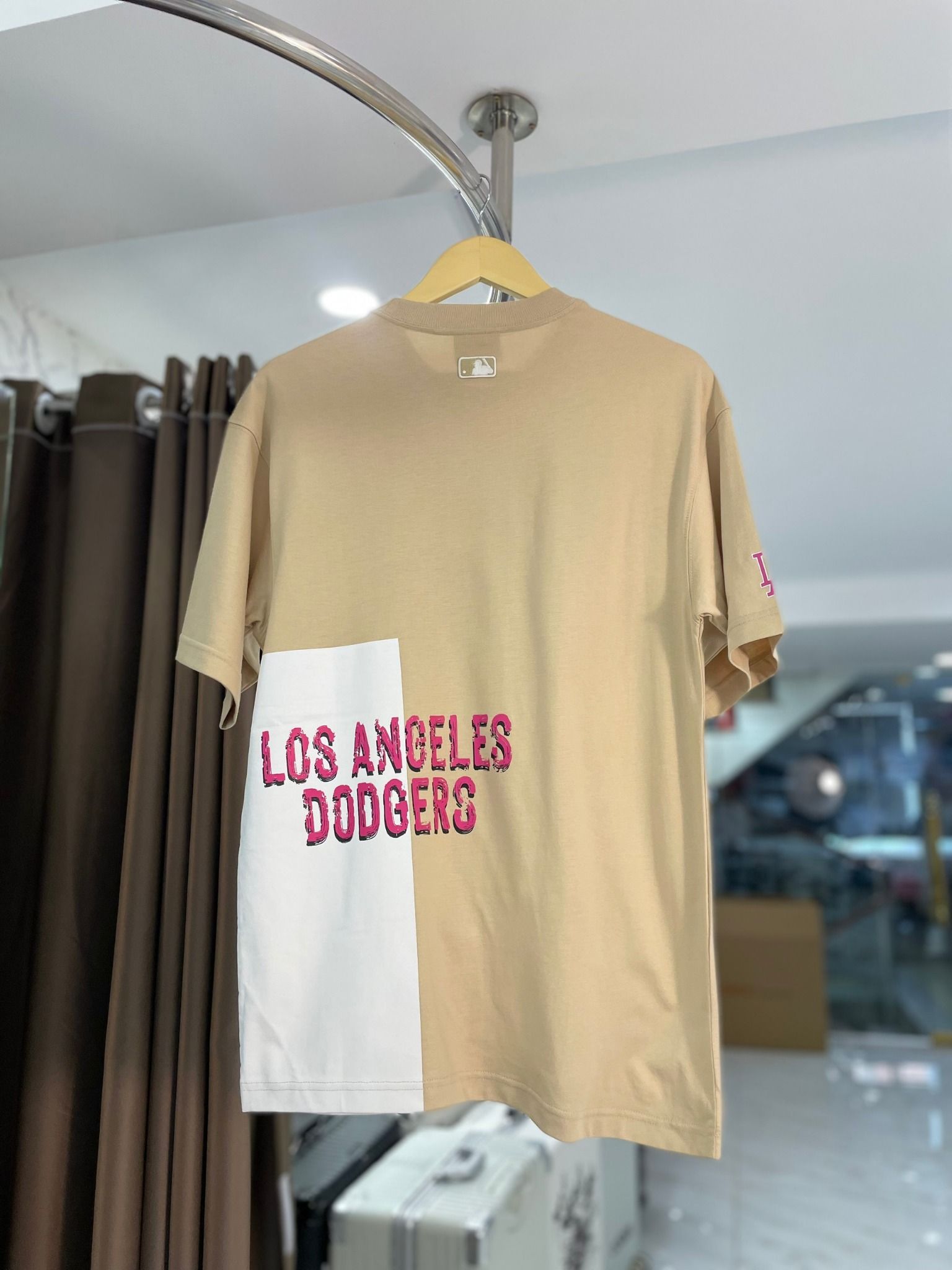 1712 - HÀNG CHÍNH HÃNG - ÁO THUN MLB - LA Pop Art Graphic - BE - CODE: 3ATSL0433-07SAL