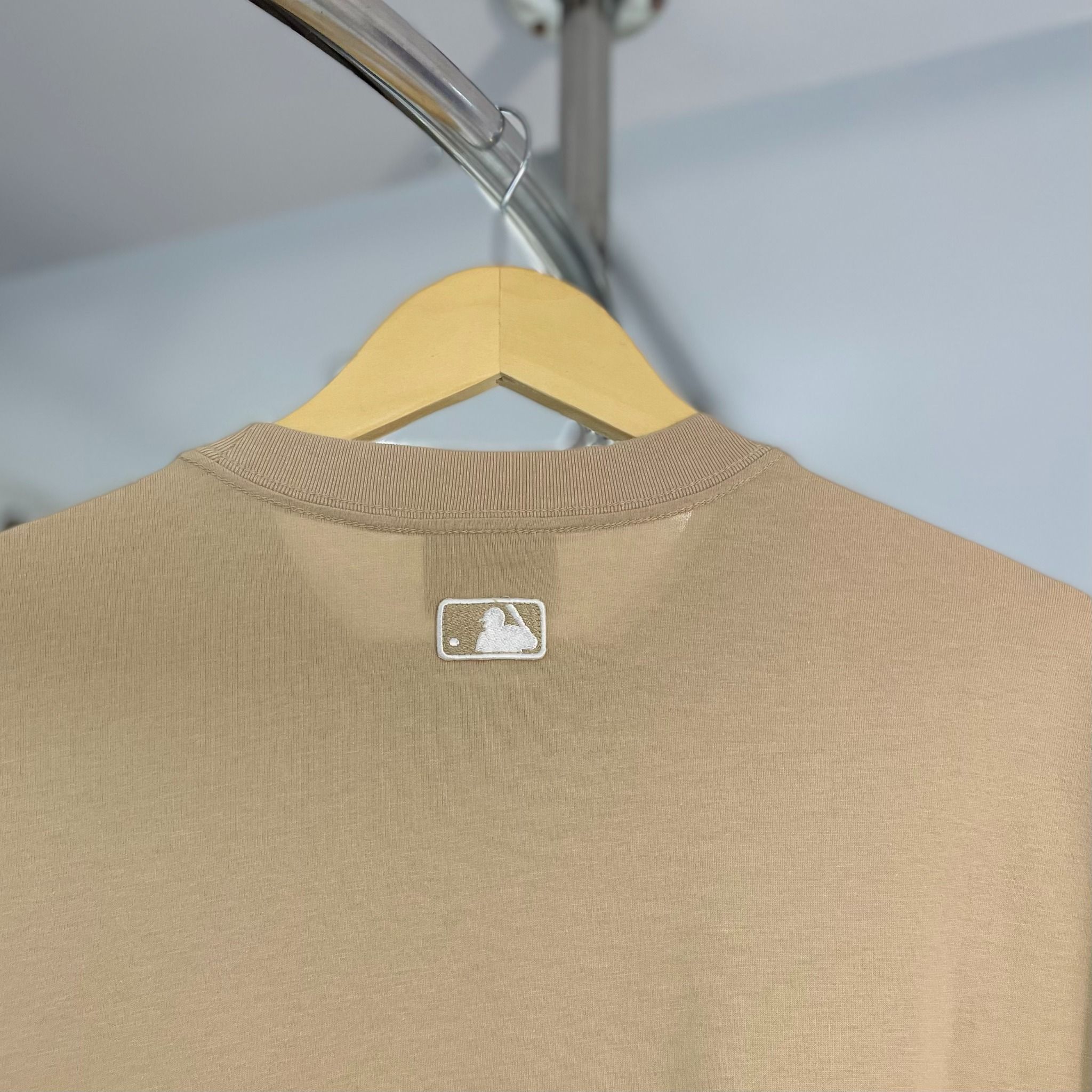 1712 - HÀNG CHÍNH HÃNG - ÁO THUN MLB - LA Pop Art Graphic - BE - CODE: 3ATSL0433-07SAL