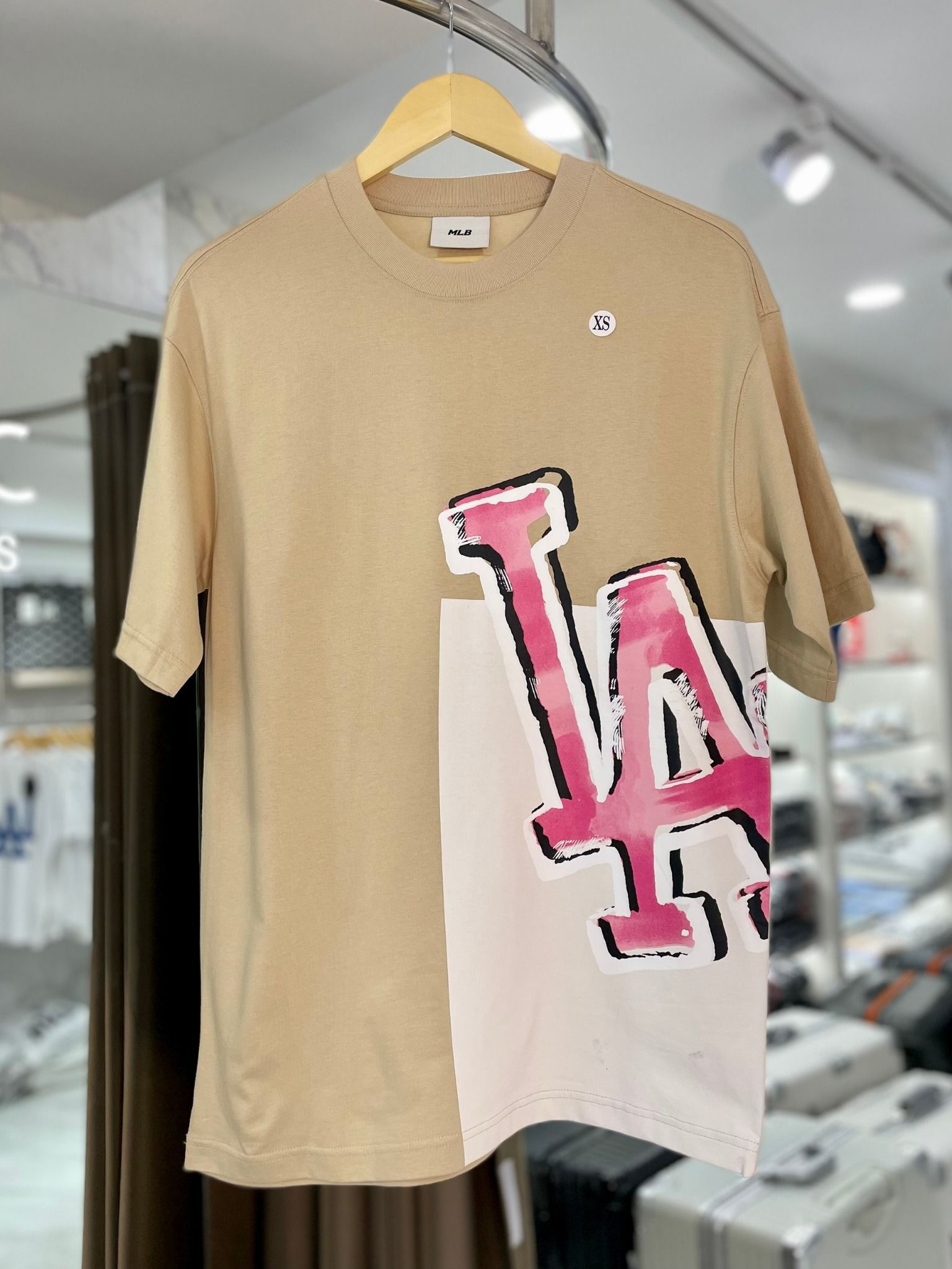 1712 - HÀNG CHÍNH HÃNG - ÁO THUN MLB - LA Pop Art Graphic - BE - CODE: 3ATSL0433-07SAL