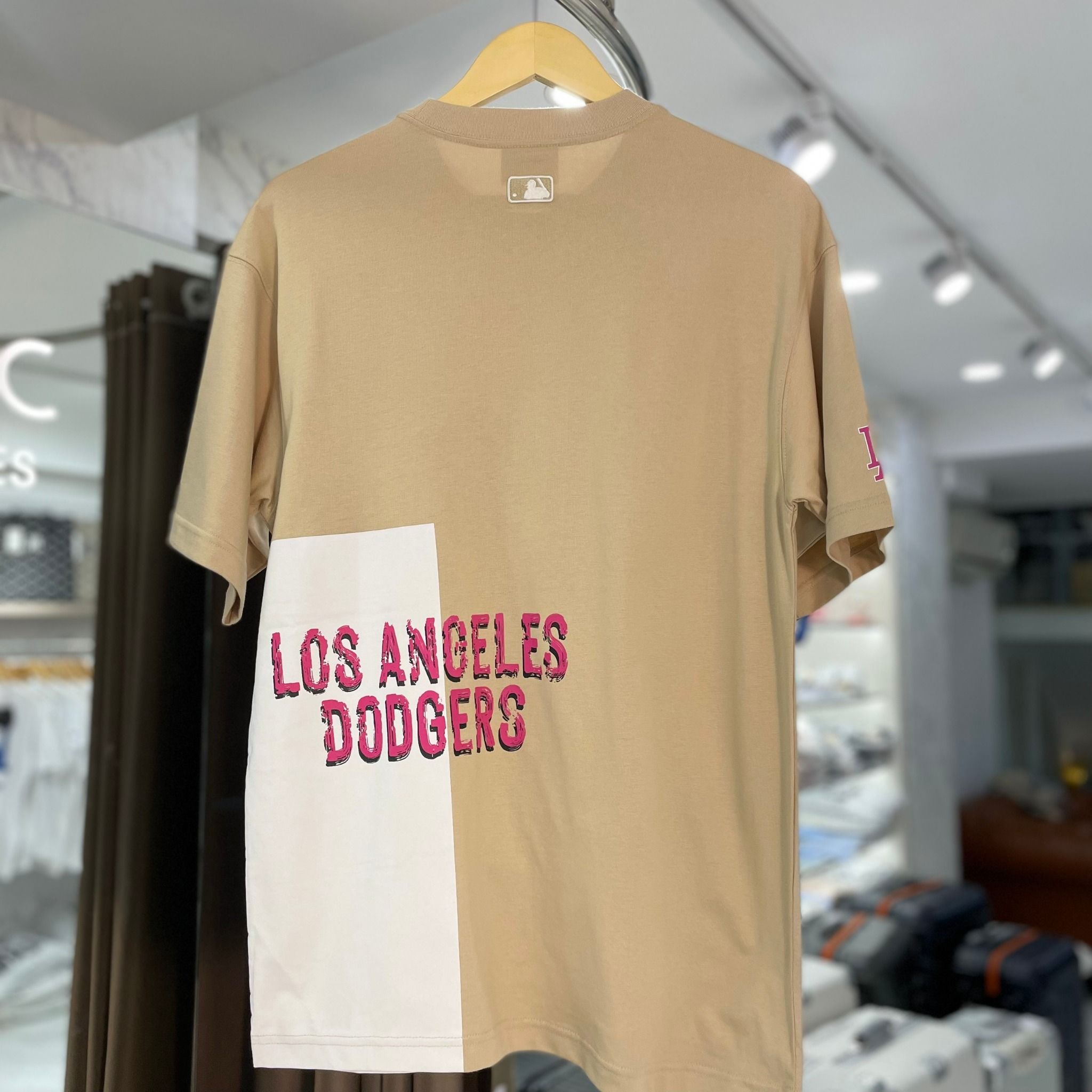 1712 - HÀNG CHÍNH HÃNG - ÁO THUN MLB - LA Pop Art Graphic - BE - CODE: 3ATSL0433-07SAL