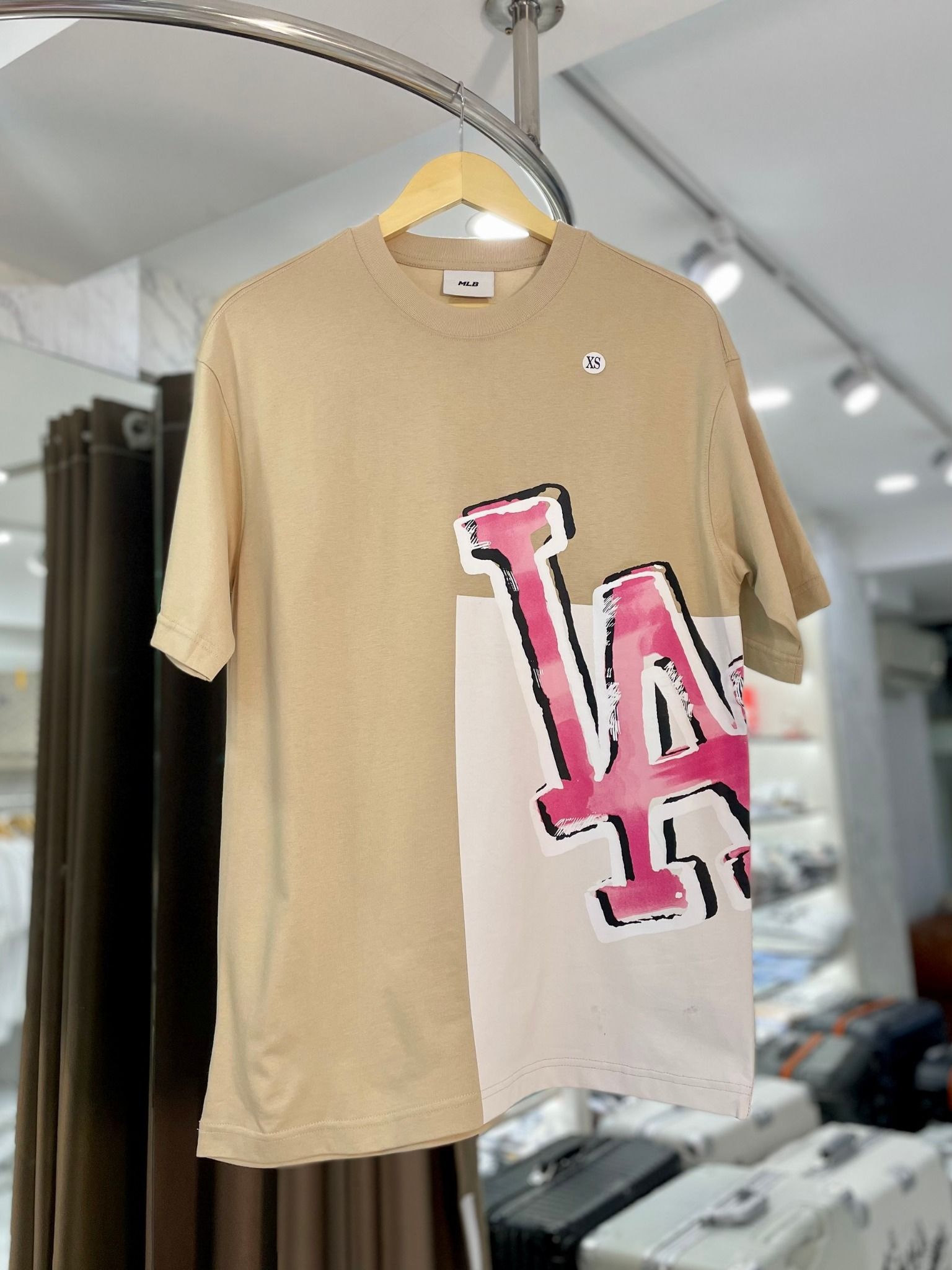 1712 - HÀNG CHÍNH HÃNG - ÁO THUN MLB - LA Pop Art Graphic - BE - CODE: 3ATSL0433-07SAL