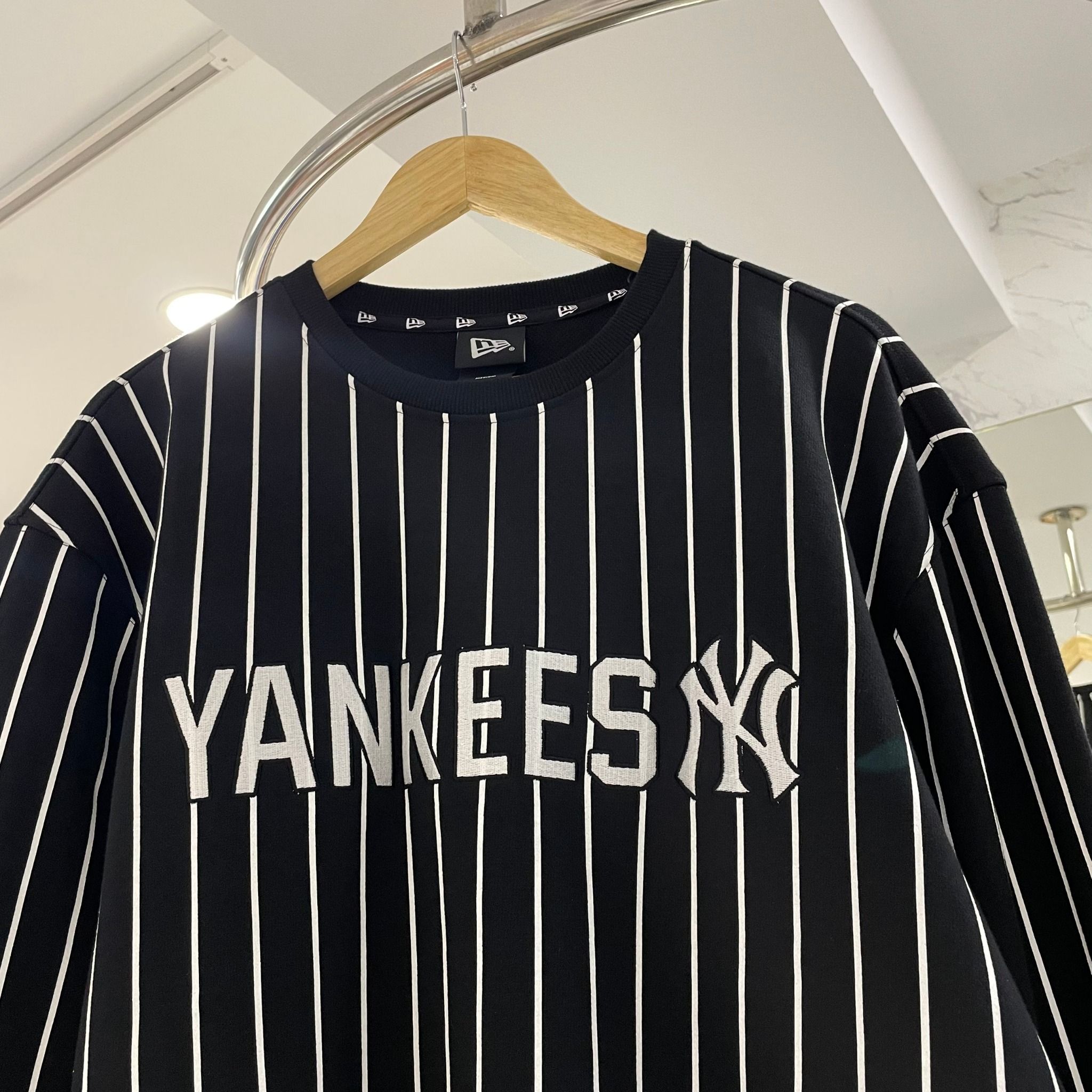 1485 - HÀNG CHÍNH HÃNG - ÁO SWEATER NEW ERA NY YANKEES - KẺ SỌC -