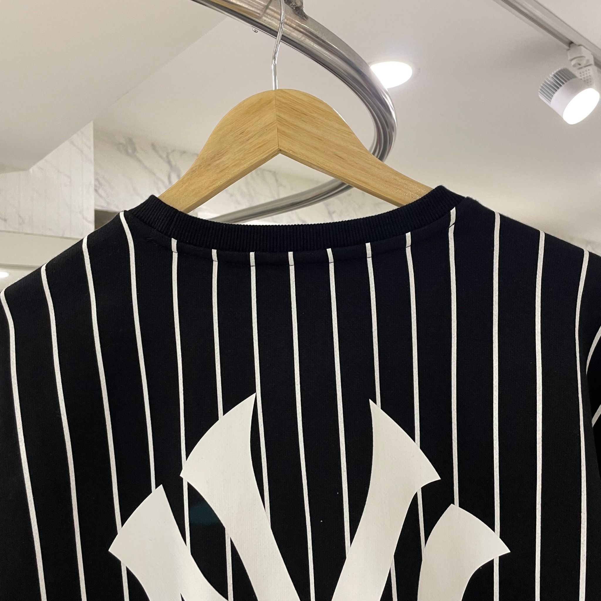 1485 - HÀNG CHÍNH HÃNG - ÁO SWEATER NEW ERA NY YANKEES - KẺ SỌC -