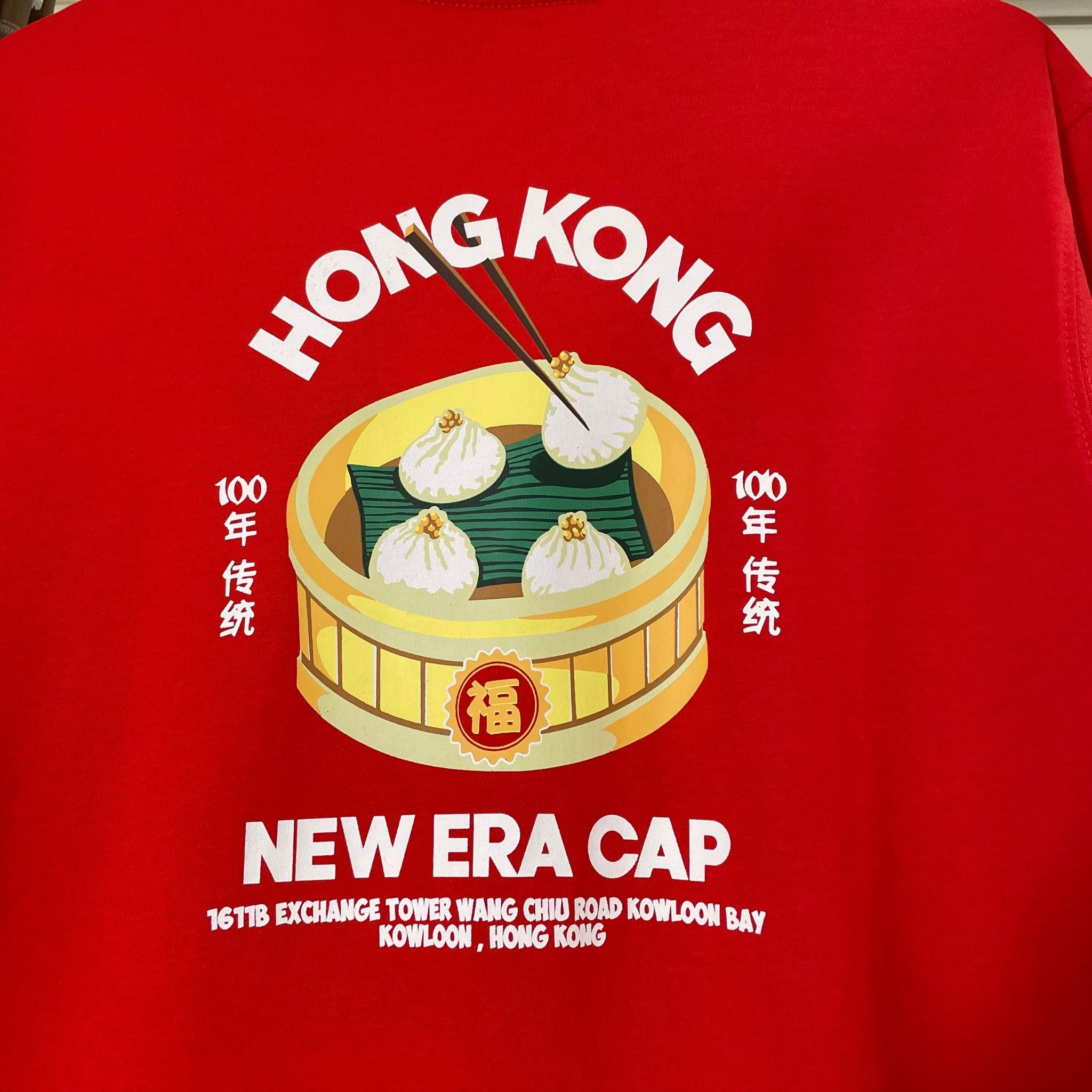  1735 - HÀNG CHÍNH HÃNG - ÁO THUN NEW ERA x BÁNH BAO HONG KONG - ĐỎ - CODE: 12715203 