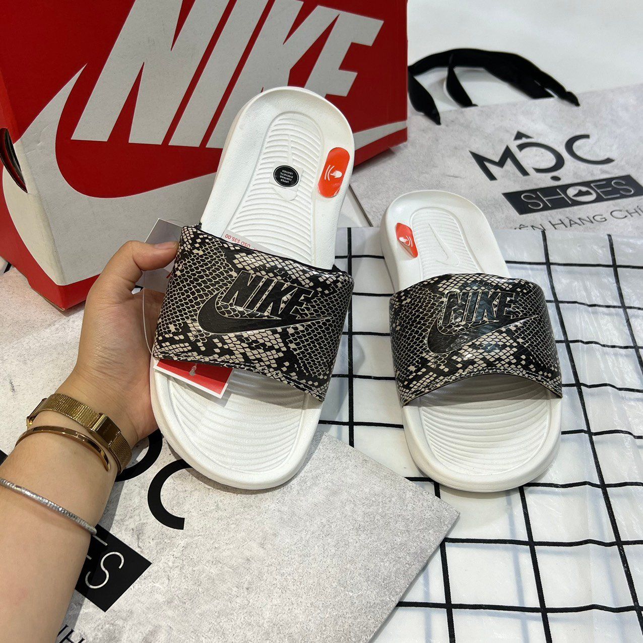1726 - HÀNG CHÍNH HÃNG - DÉP NIKE VICTORI ONE SNAKE - CODE: CN9676-007