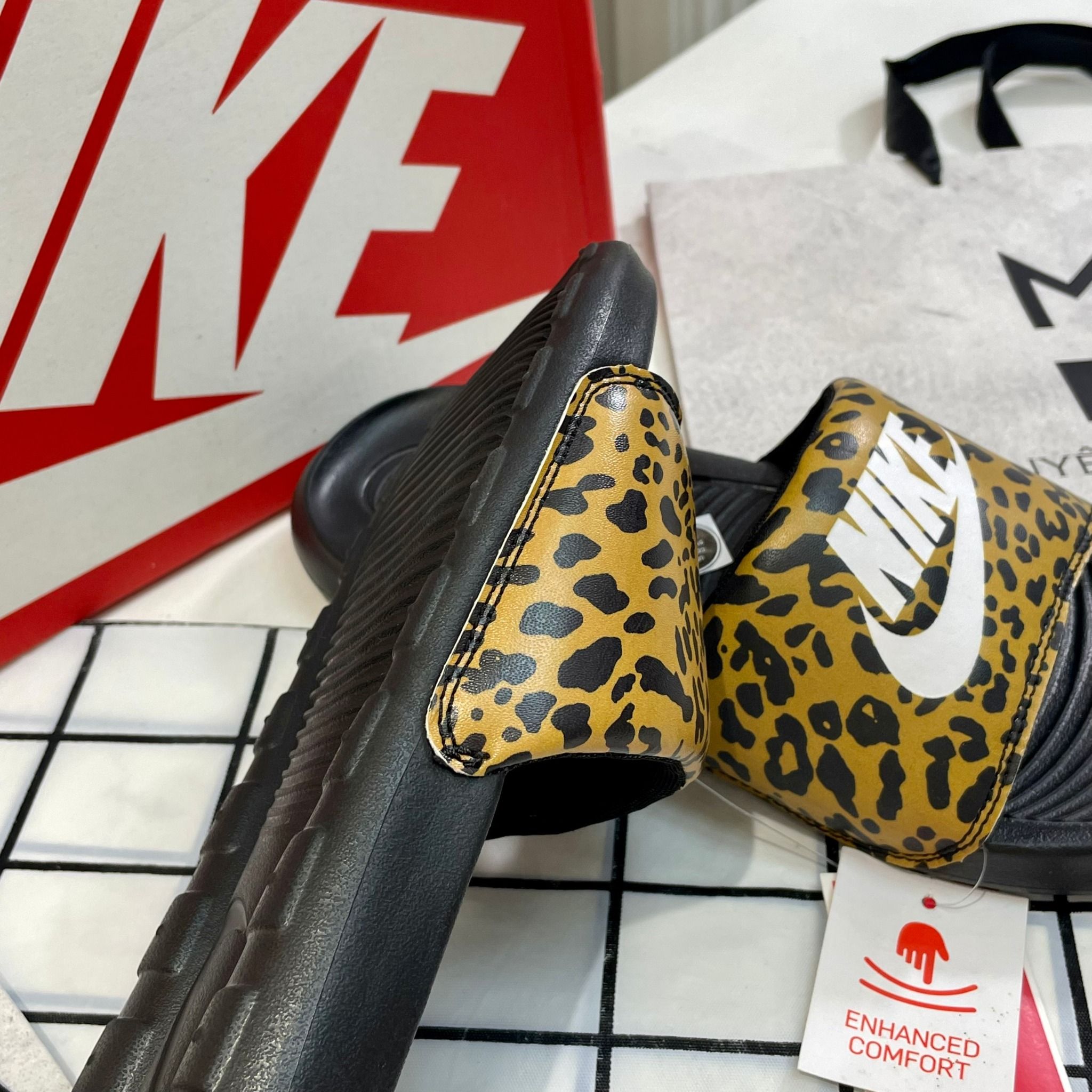 1725 - HÀNG CHÍNH HÃNG - DÉP NIKE VICTORI ONE CHUTNEY LEOPARK - CODE: CN9676700