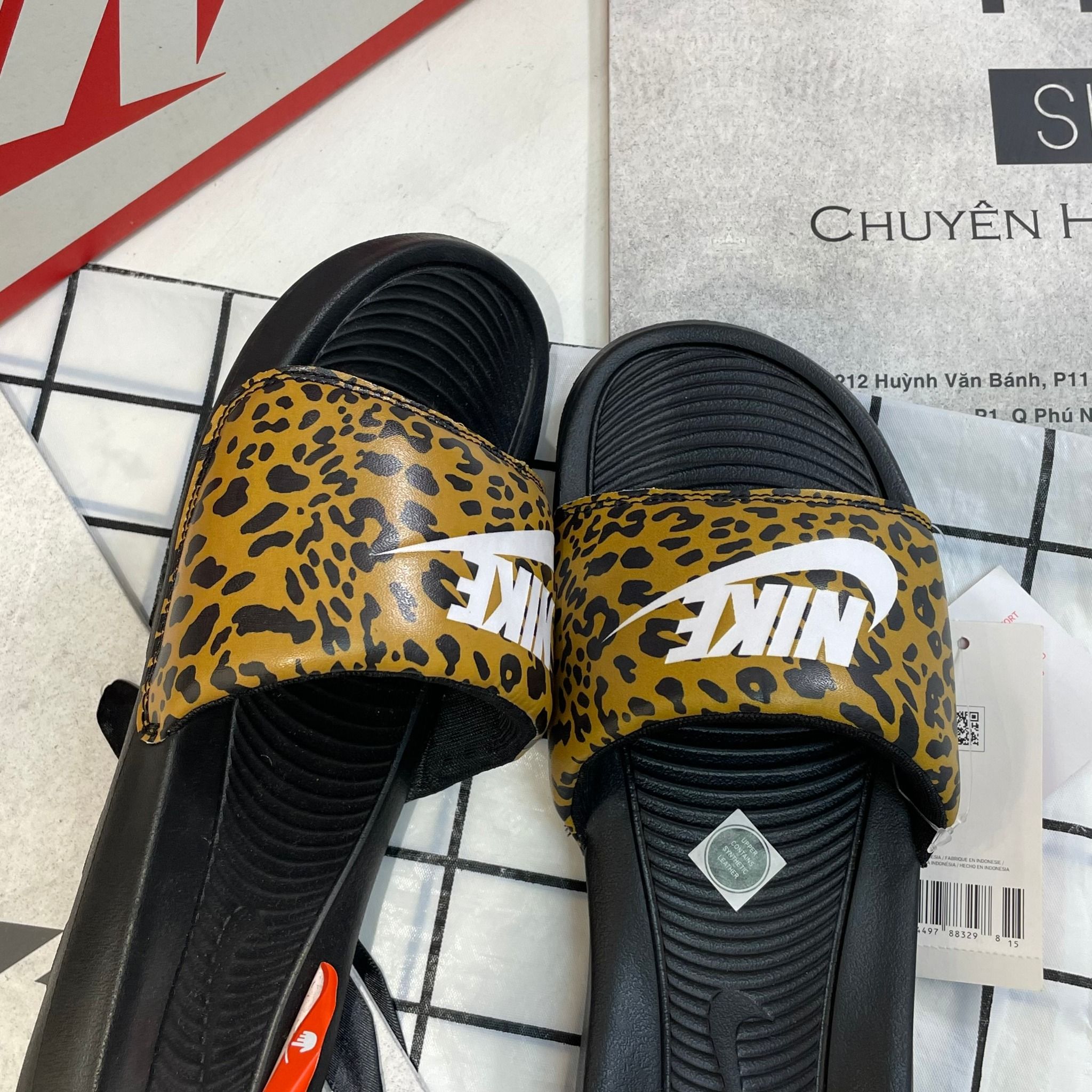 1725 - HÀNG CHÍNH HÃNG - DÉP NIKE VICTORI ONE CHUTNEY LEOPARK - CODE: CN9676700