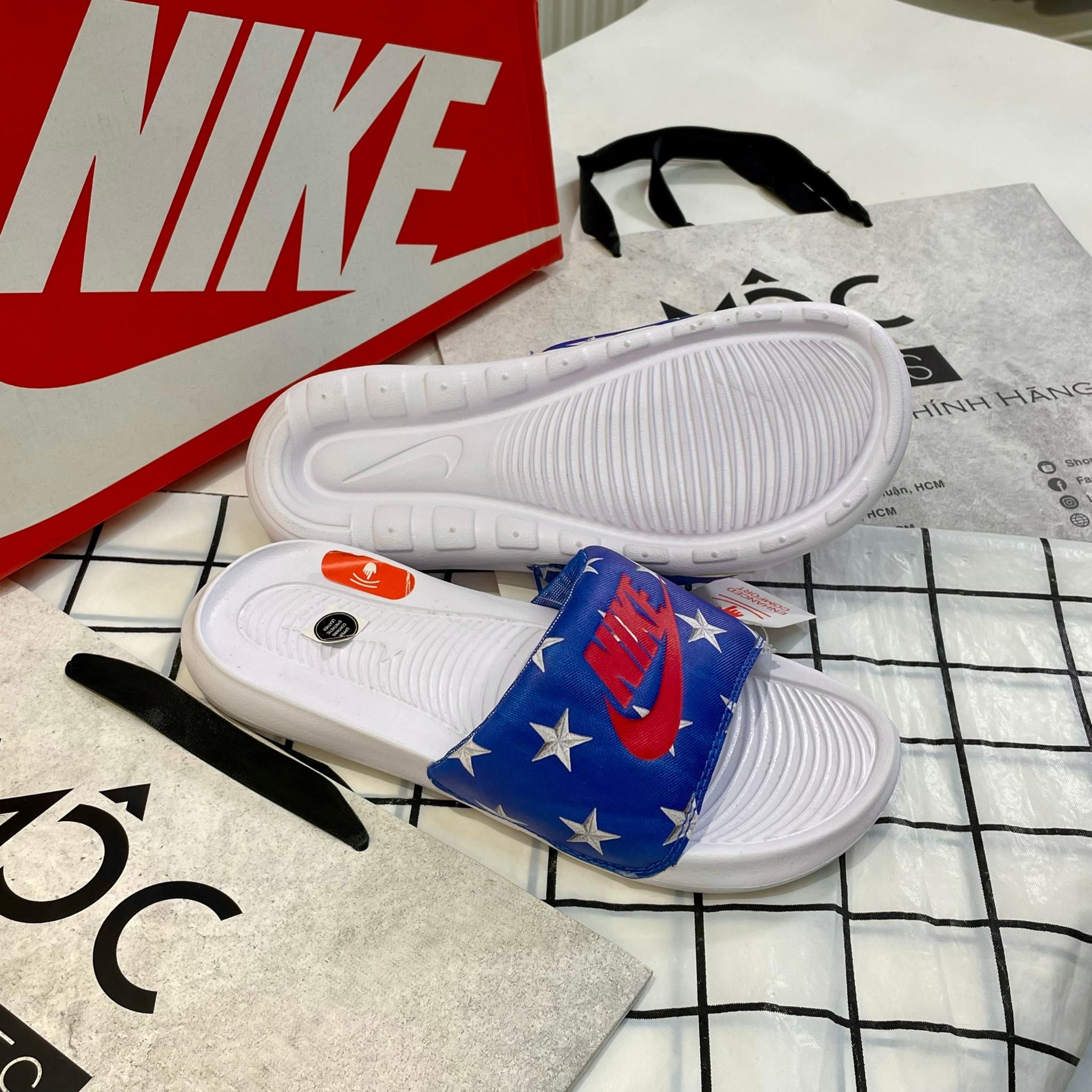 1724 - HÀNG CHÍNH HÃNG - DÉP NIKE VICTORI ONE WHITE BLUE - CODE: CN9676400