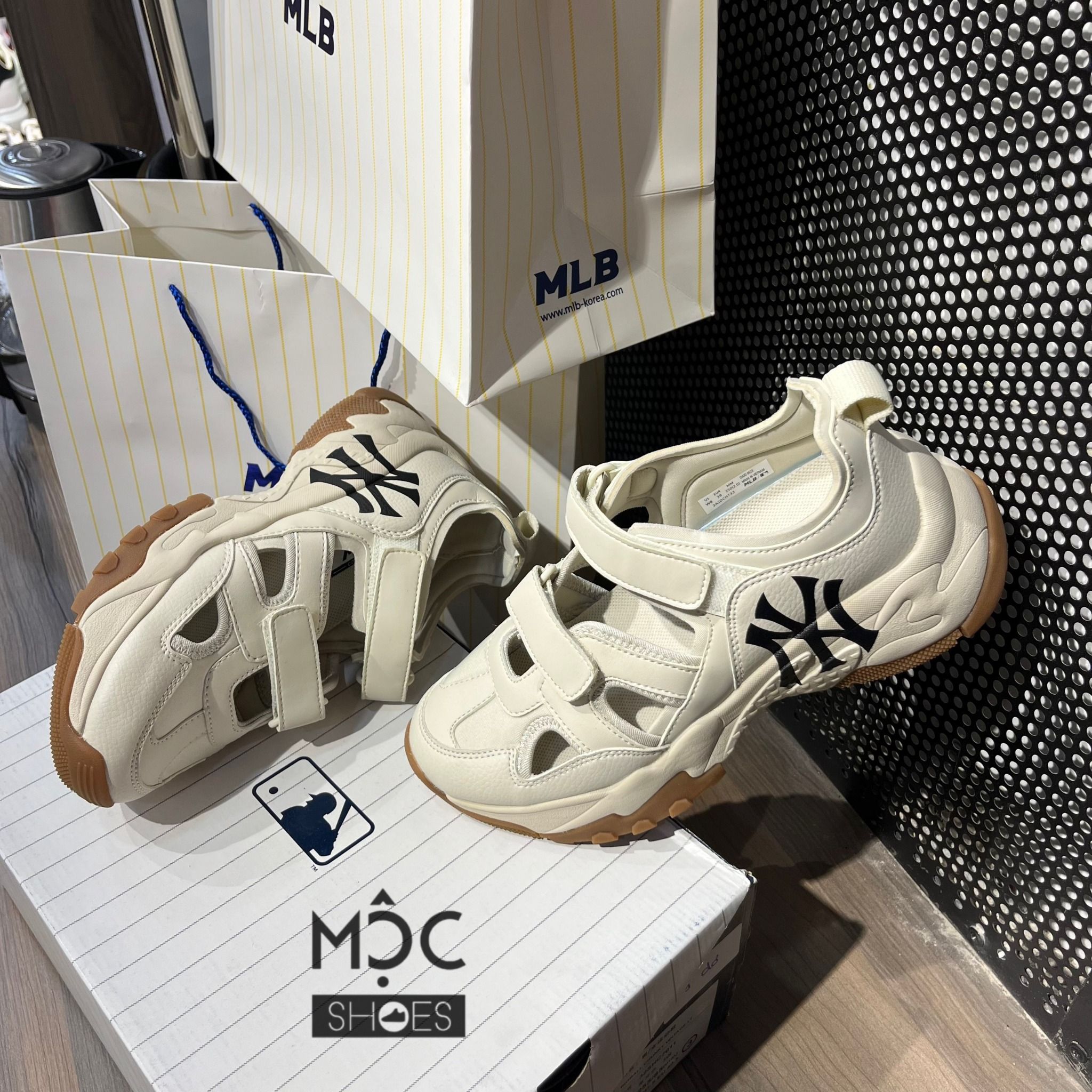  1023 - HÀNG CHÍNH HÃNG - GIÀY SANDAL - MLB Big Ball Chunky Mask New York Yankees- Màu Kem - Code: ASDCH133-50CRS 