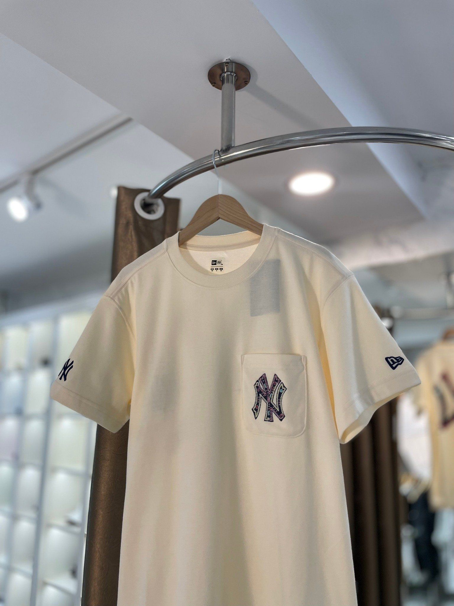 2012 - HÀNG CHÍNH HÃNG - ÁO THUN NEW ERA - NY THÊU HOA VĂN - KEM - CODE: 14112265