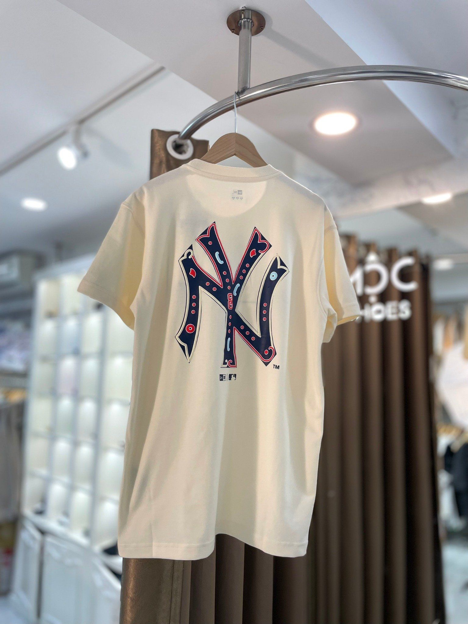 2012 - HÀNG CHÍNH HÃNG - ÁO THUN NEW ERA - NY THÊU HOA VĂN - KEM - CODE: 14112265