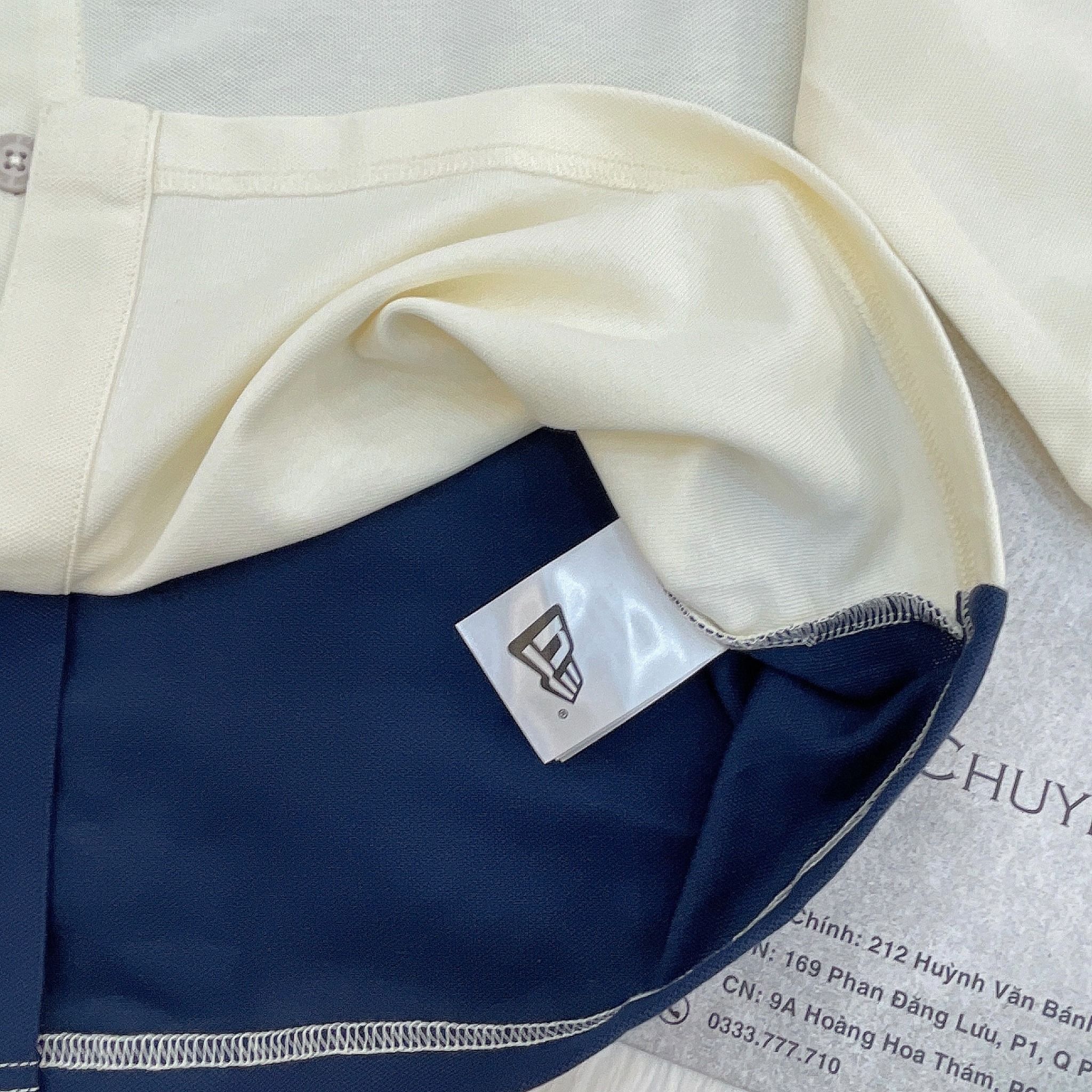 2111 - HÀNG CHÍNH HÃNG - ÁO NEW ERA - SƠ MI *DÀI* - NY THÊU TÚI - NAVY / KEM - CODE: 13559717