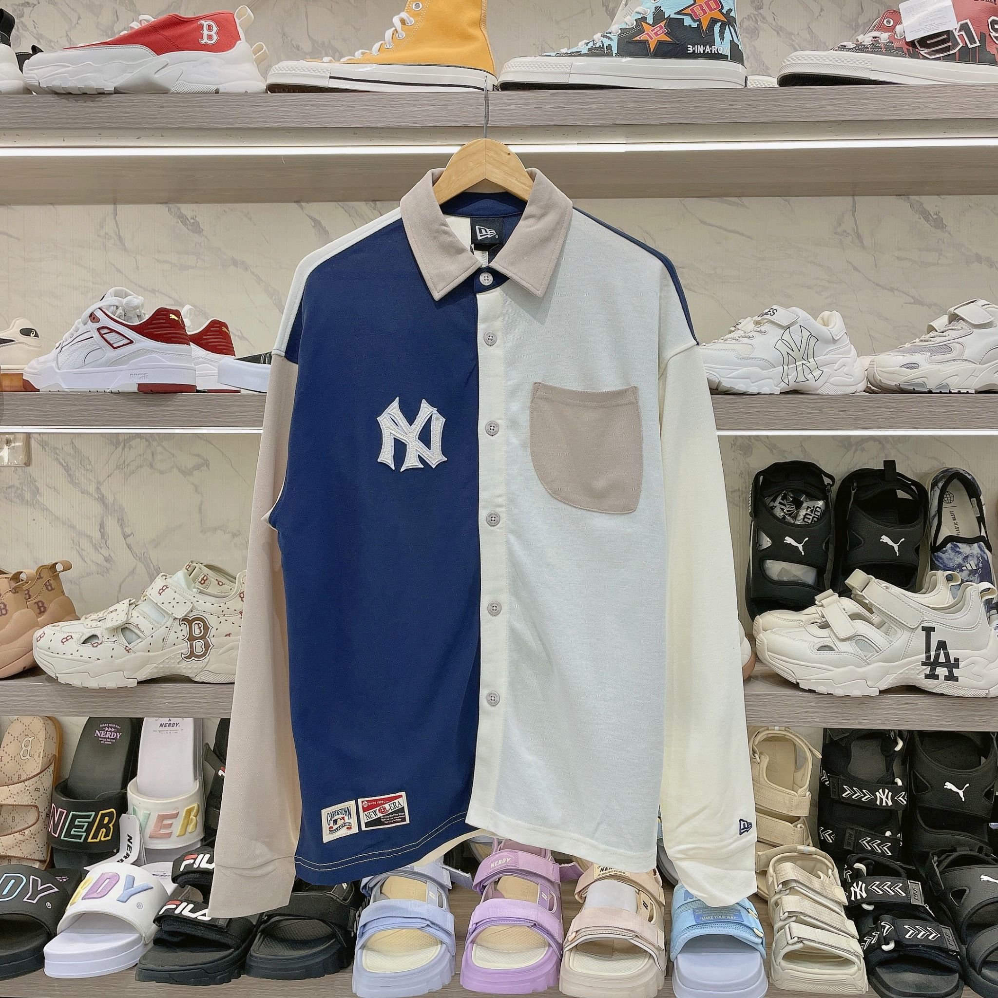 2111 - HÀNG CHÍNH HÃNG - ÁO NEW ERA - SƠ MI *DÀI* - NY THÊU TÚI - NAVY / KEM - CODE: 13559717
