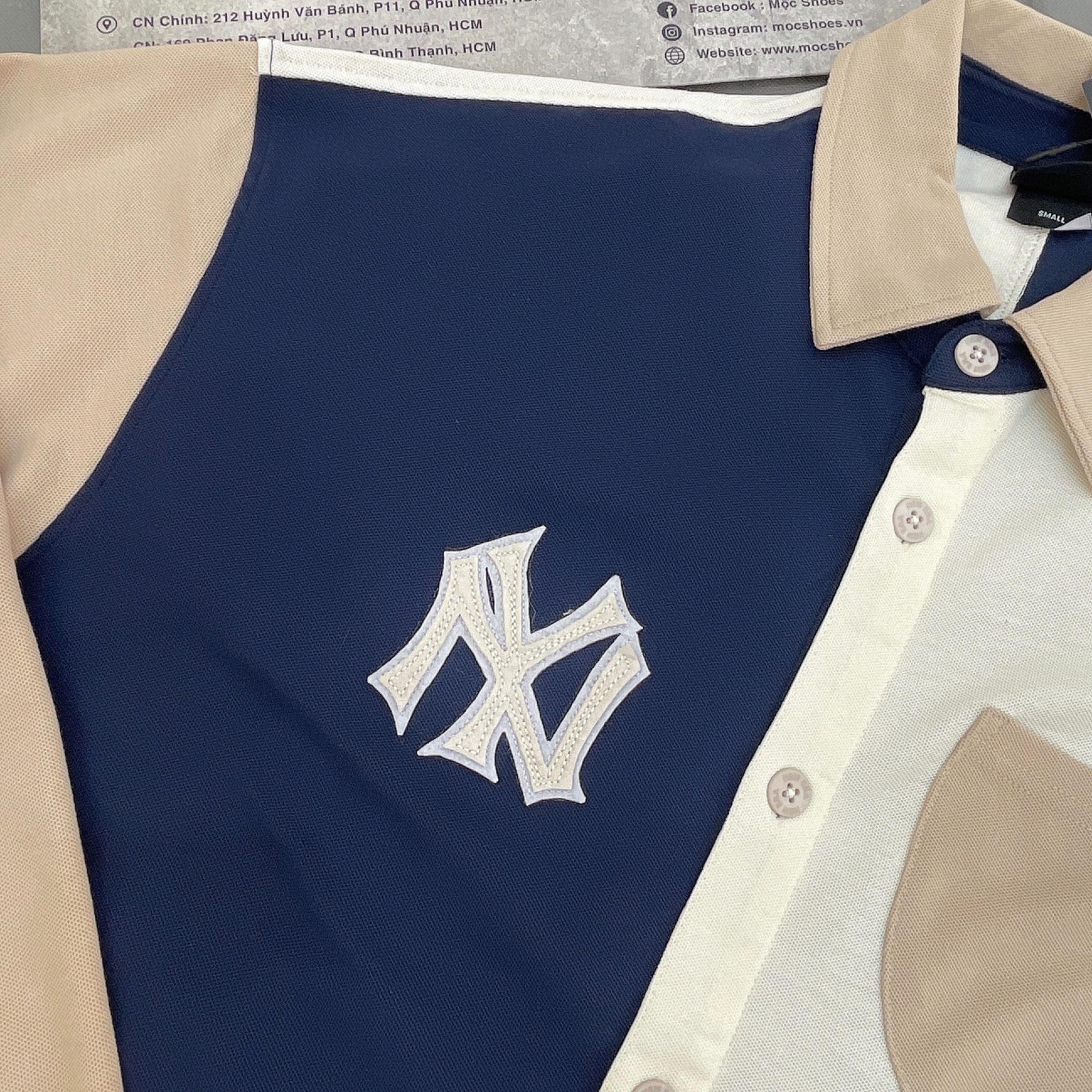 2111 - HÀNG CHÍNH HÃNG - ÁO NEW ERA - SƠ MI *DÀI* - NY THÊU TÚI - NAVY / KEM - CODE: 13559717