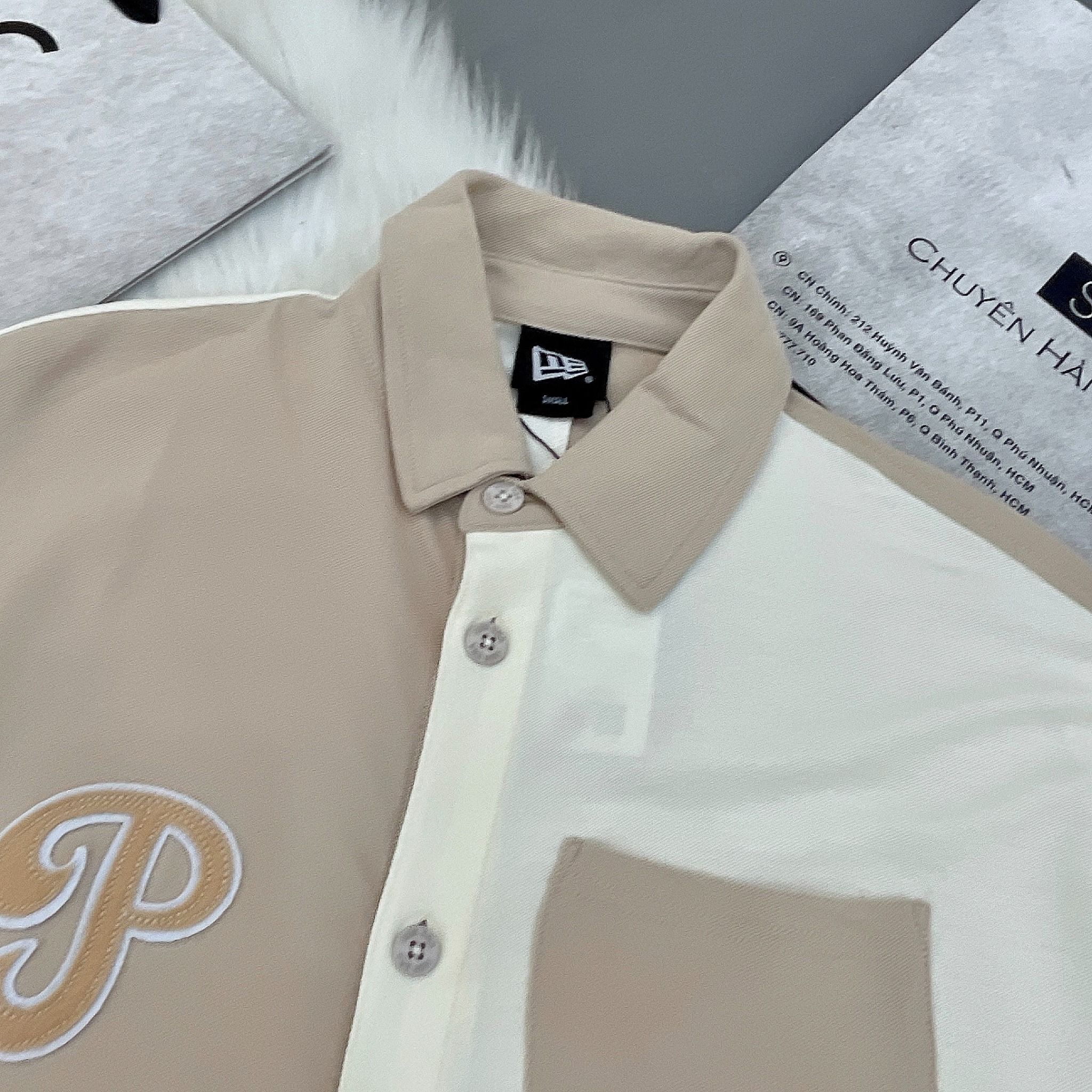 2112 - HÀNG CHÍNH HÃNG - ÁO NEW ERA - SƠ MI *DÀI* - P THÊU TÚI - NÂU / KEM - CODE: 13559716