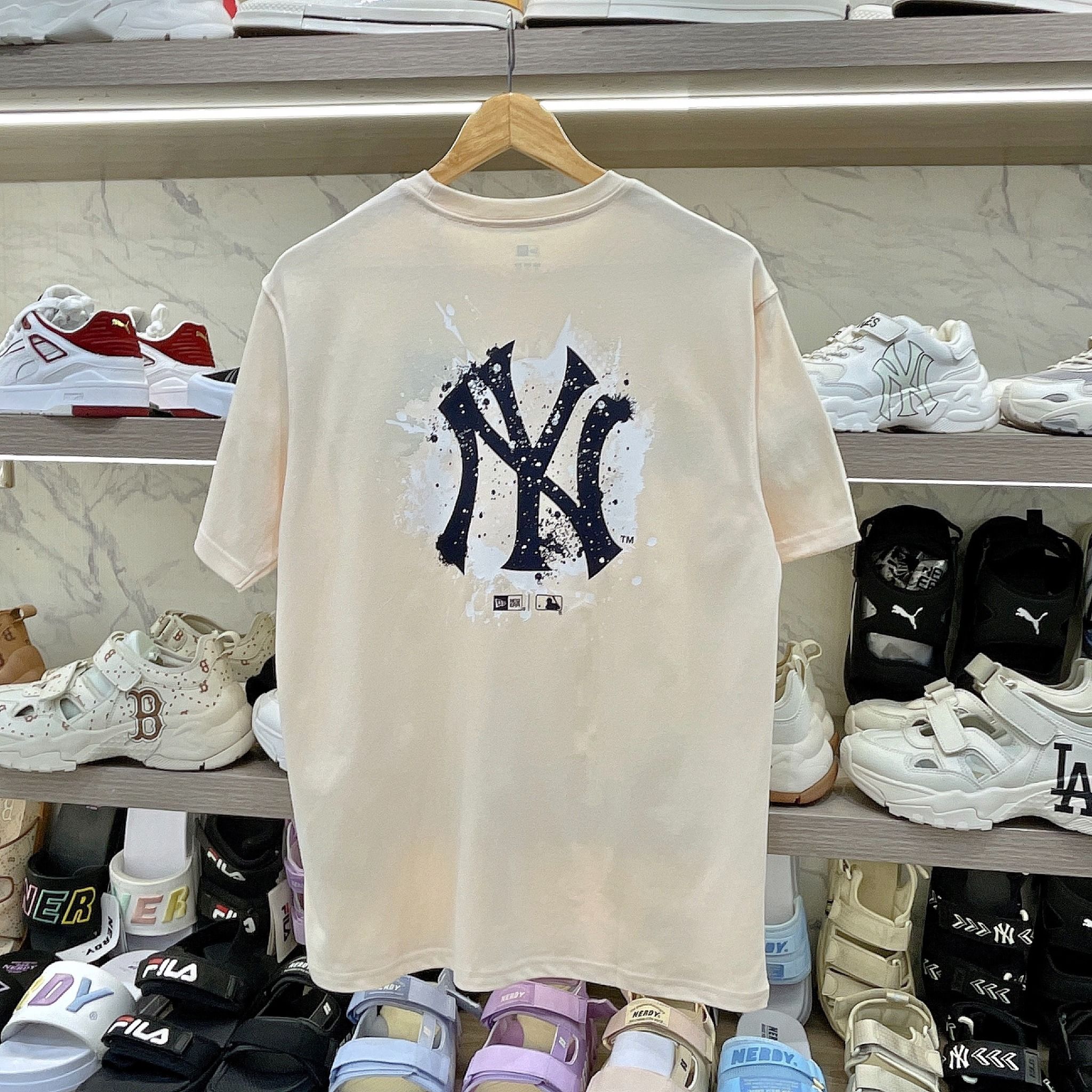  2090 - HÀNG CHÍNH HÃNG - ÁO THUN NEW ERA  - NY VẨY SƠN - PAINTED T-SHIRT PEARLED IVORY SS24 - TRẮNG- CODE: 14179143 