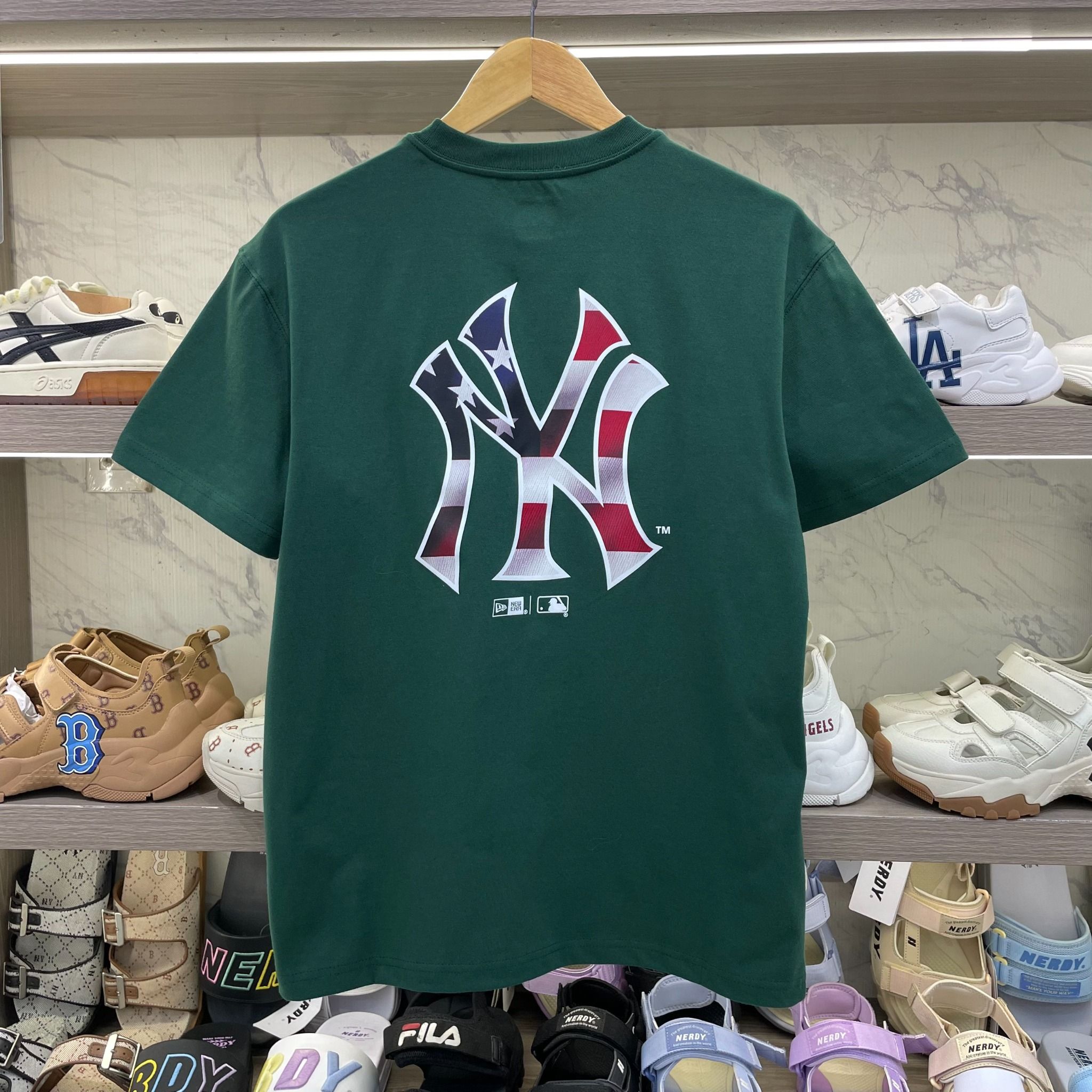  2099 - HÀNG CHÍNH HÃNG - ÁO THUN NEW ERA  - NEW YORK YANKEES INDEPENDENCE DAY T-SHIRT DEEP TEAL - CỜ MỸ - GREEN - XANH  SS24 - CODE: 14179162 