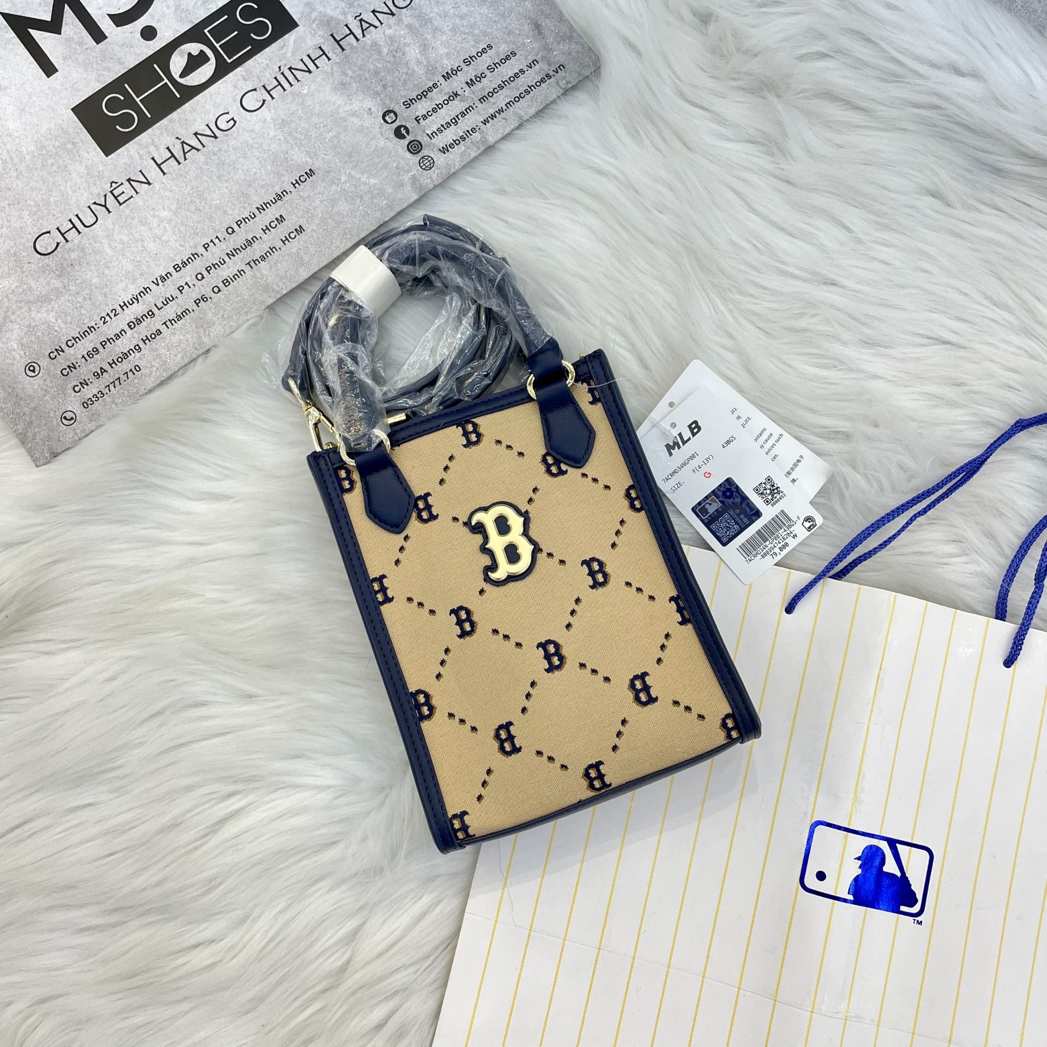 2121 - HÀNG CHÍNH HÃNG - TÚI MLB DIAMOND MONOGRAM MINI TOTE BAG BOSTON RED SOX - BEGIE - CODE: 7ACRMD34N 43BGS