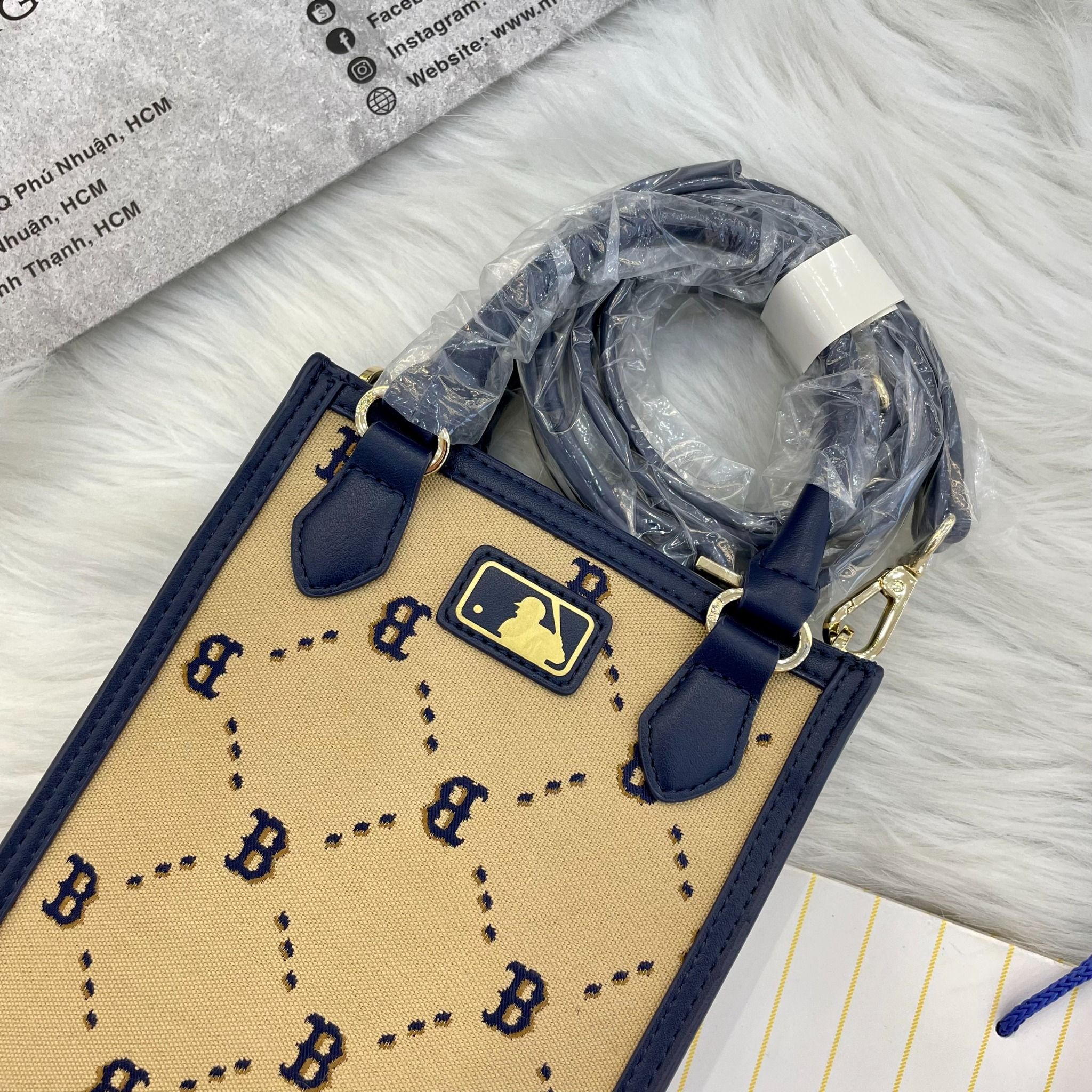 2121 - HÀNG CHÍNH HÃNG - TÚI MLB DIAMOND MONOGRAM MINI TOTE BAG BOSTON RED SOX - BEGIE - CODE: 7ACRMD34N 43BGS