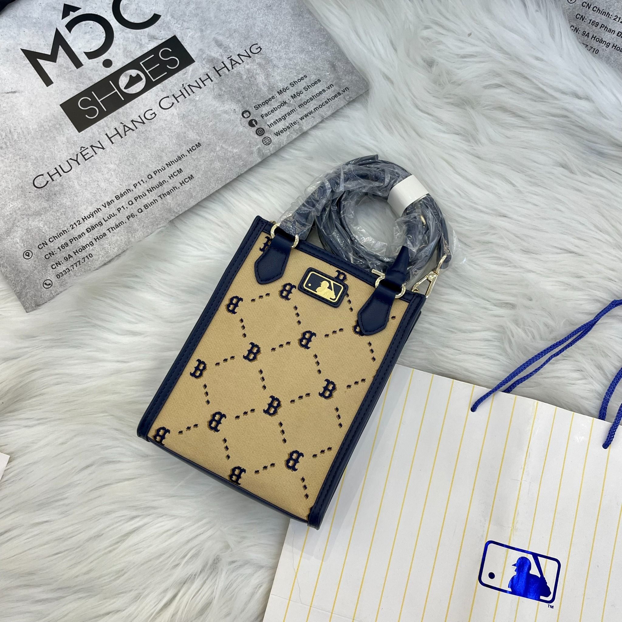 2121 - HÀNG CHÍNH HÃNG - TÚI MLB DIAMOND MONOGRAM MINI TOTE BAG BOSTON RED SOX - BEGIE - CODE: 7ACRMD34N 43BGS