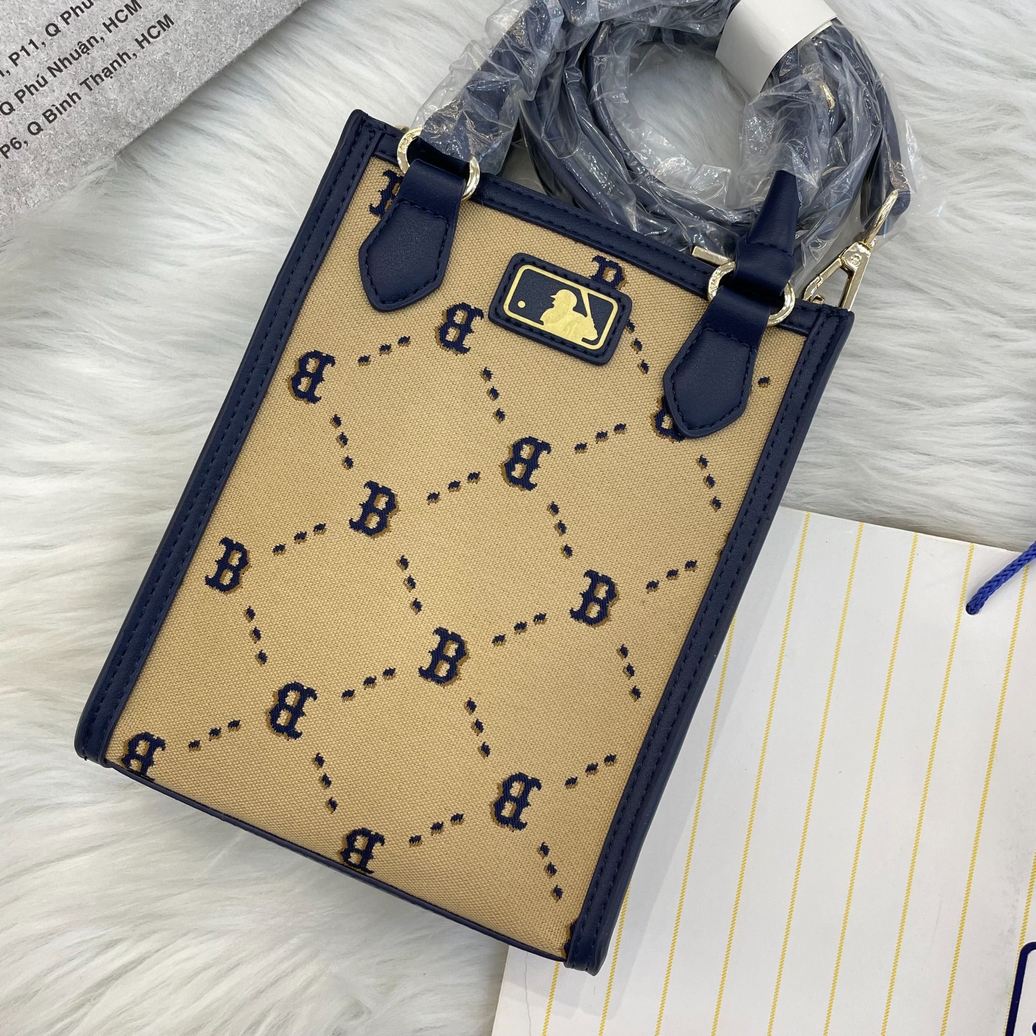 2121 - HÀNG CHÍNH HÃNG - TÚI MLB DIAMOND MONOGRAM MINI TOTE BAG BOSTON RED SOX - BEGIE - CODE: 7ACRMD34N 43BGS