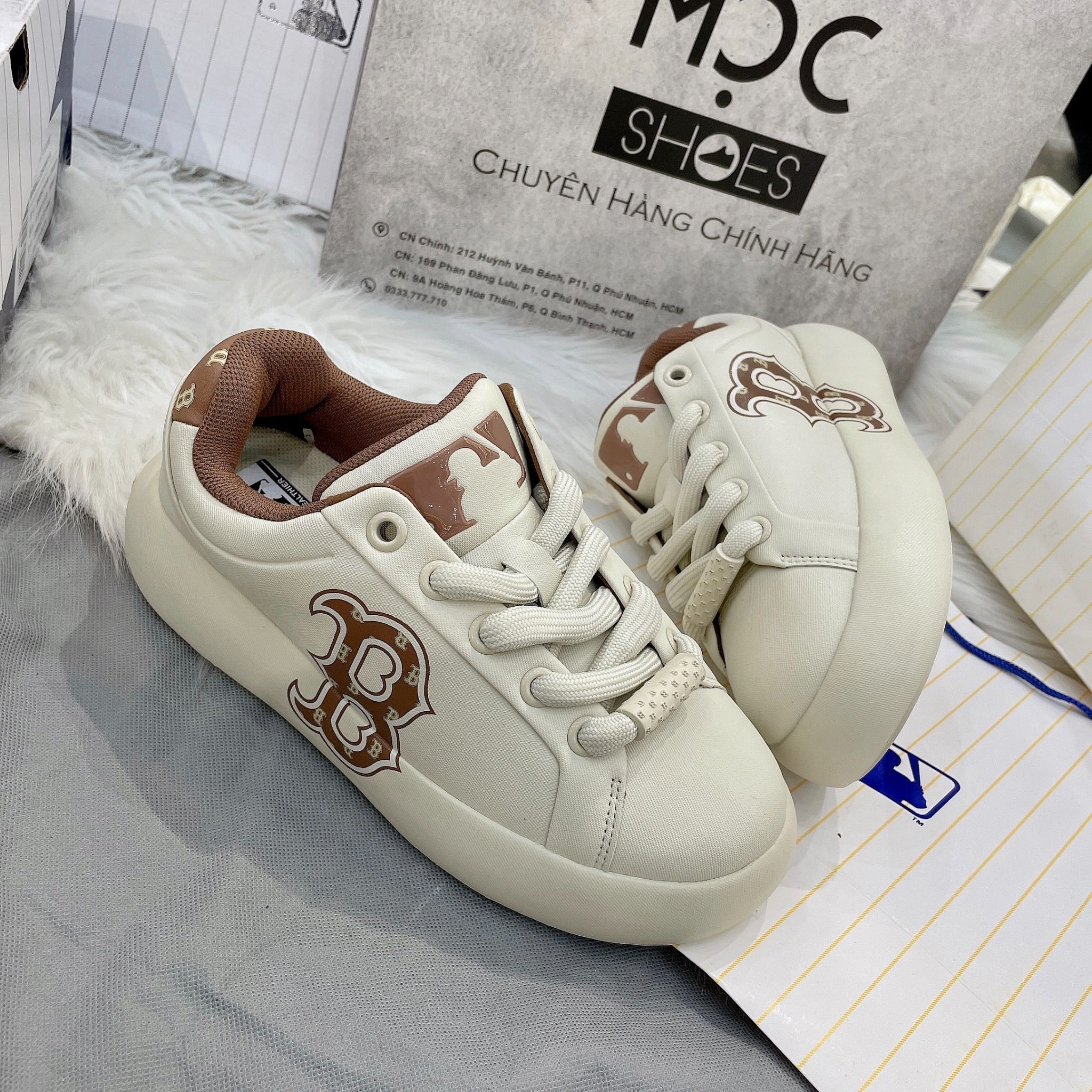 2138 - HÀNG CHÍNH HÃNG - GIÀY MLB CHUNKY CLASSIC BASE HEEL MONOGRAM BOSTON - RED SOX - BROWN - CODE: 3ASXCBH4N-43BGS