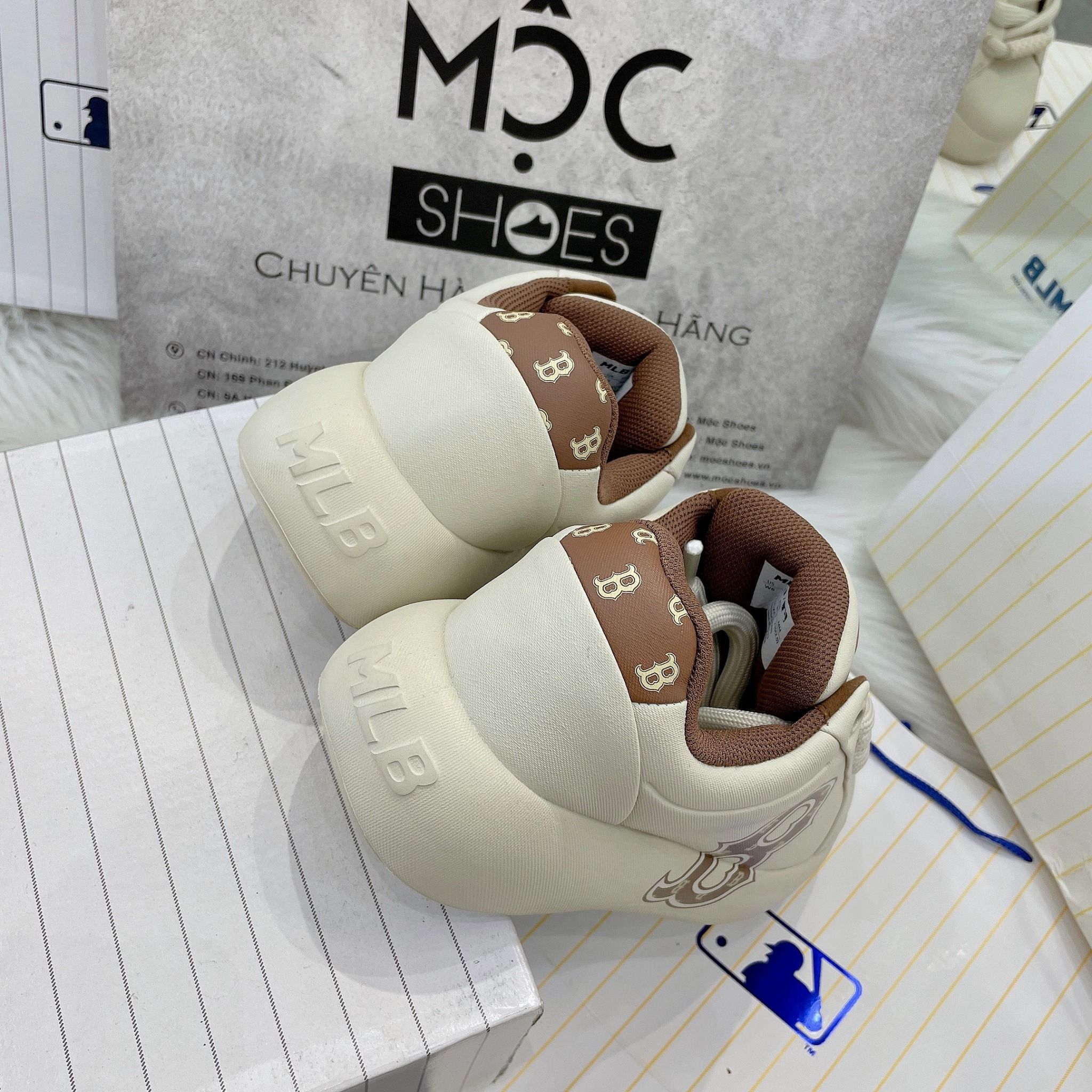 2138 - HÀNG CHÍNH HÃNG - GIÀY MLB CHUNKY CLASSIC BASE HEEL MONOGRAM BOSTON - RED SOX - BROWN - CODE: 3ASXCBH4N-43BGS