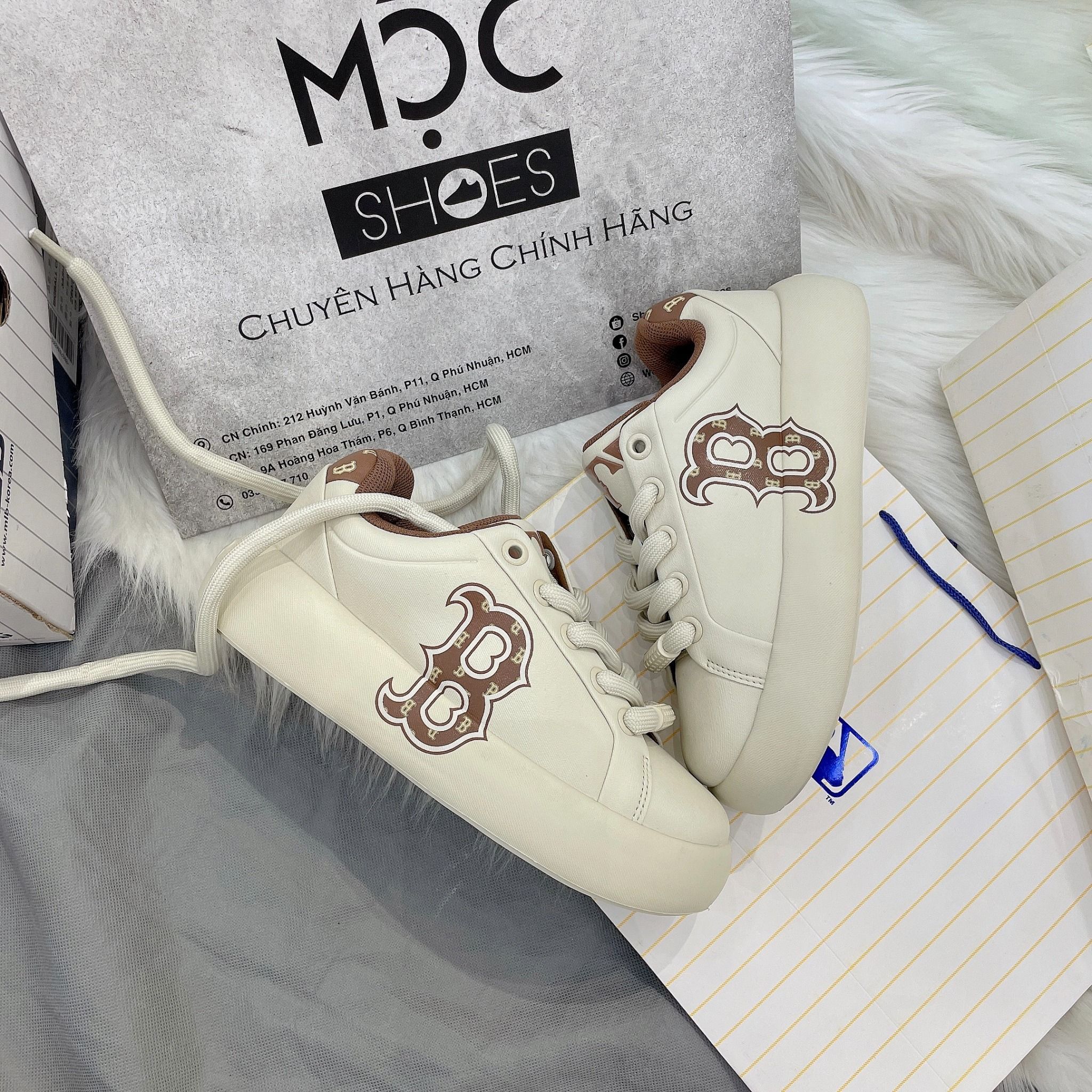 2138 - HÀNG CHÍNH HÃNG - GIÀY MLB CHUNKY CLASSIC BASE HEEL MONOGRAM BOSTON - RED SOX - BROWN - CODE: 3ASXCBH4N-43BGS