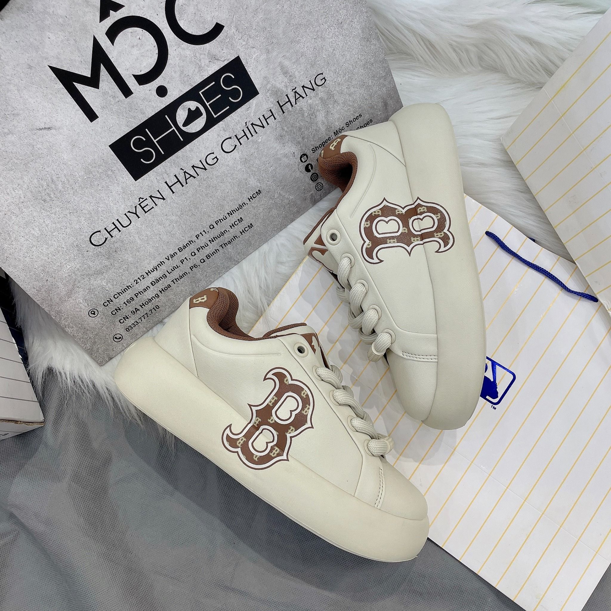 2138 - HÀNG CHÍNH HÃNG - GIÀY MLB CHUNKY CLASSIC BASE HEEL MONOGRAM BOSTON - RED SOX - BROWN - CODE: 3ASXCBH4N-43BGS