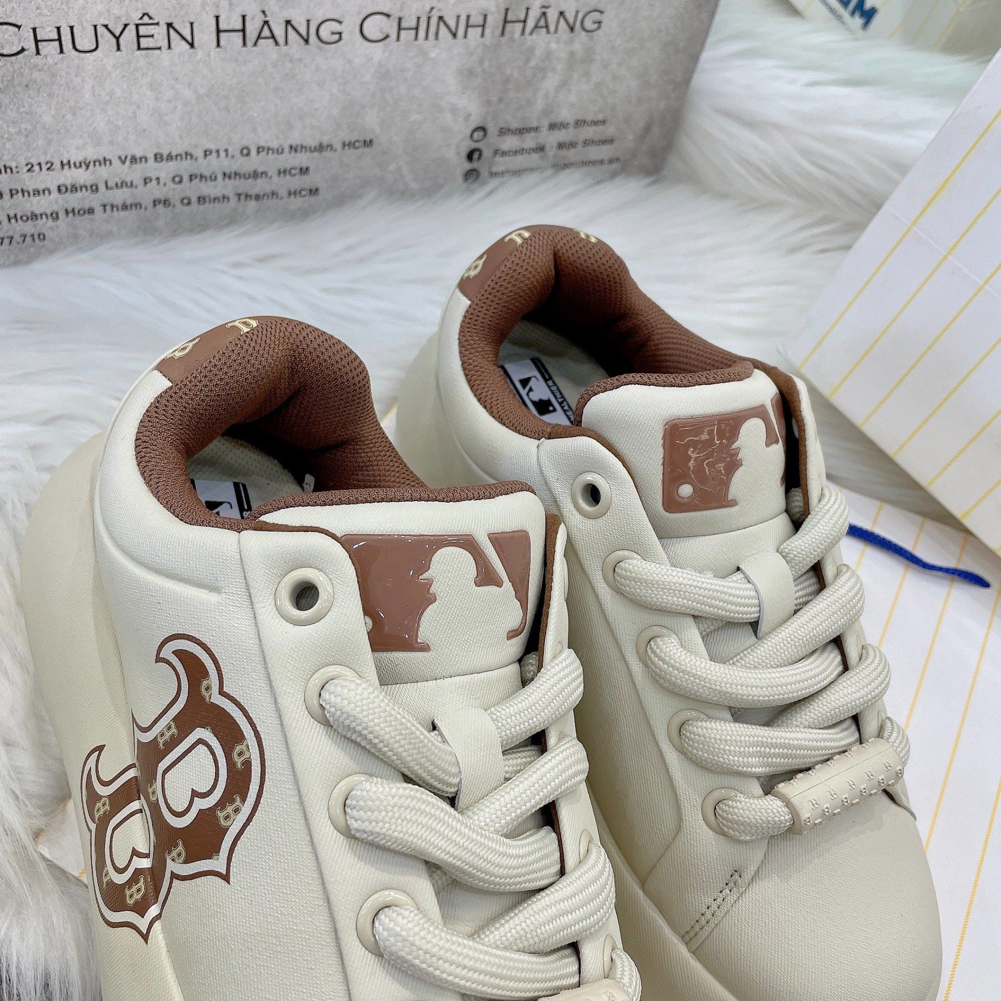 2138 - HÀNG CHÍNH HÃNG - GIÀY MLB CHUNKY CLASSIC BASE HEEL MONOGRAM BOSTON - RED SOX - BROWN - CODE: 3ASXCBH4N-43BGS