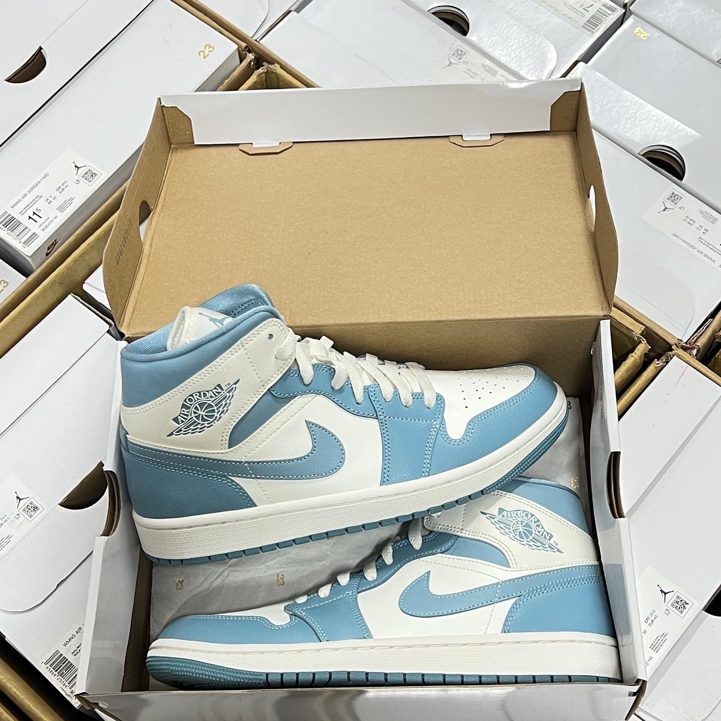 2145 - HÀNG CHÍNH HÃNG - GIÀY NIKE AIR JORDAN 1 MID - UNIVERSITY BLUE - CODE: BQ6472-141
