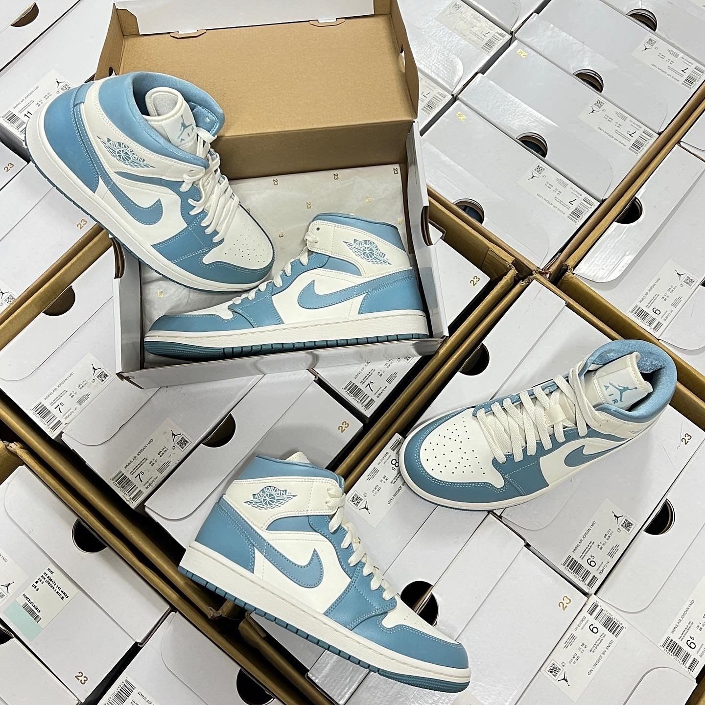 2145 - HÀNG CHÍNH HÃNG - GIÀY NIKE AIR JORDAN 1 MID - UNIVERSITY BLUE - CODE: BQ6472-141