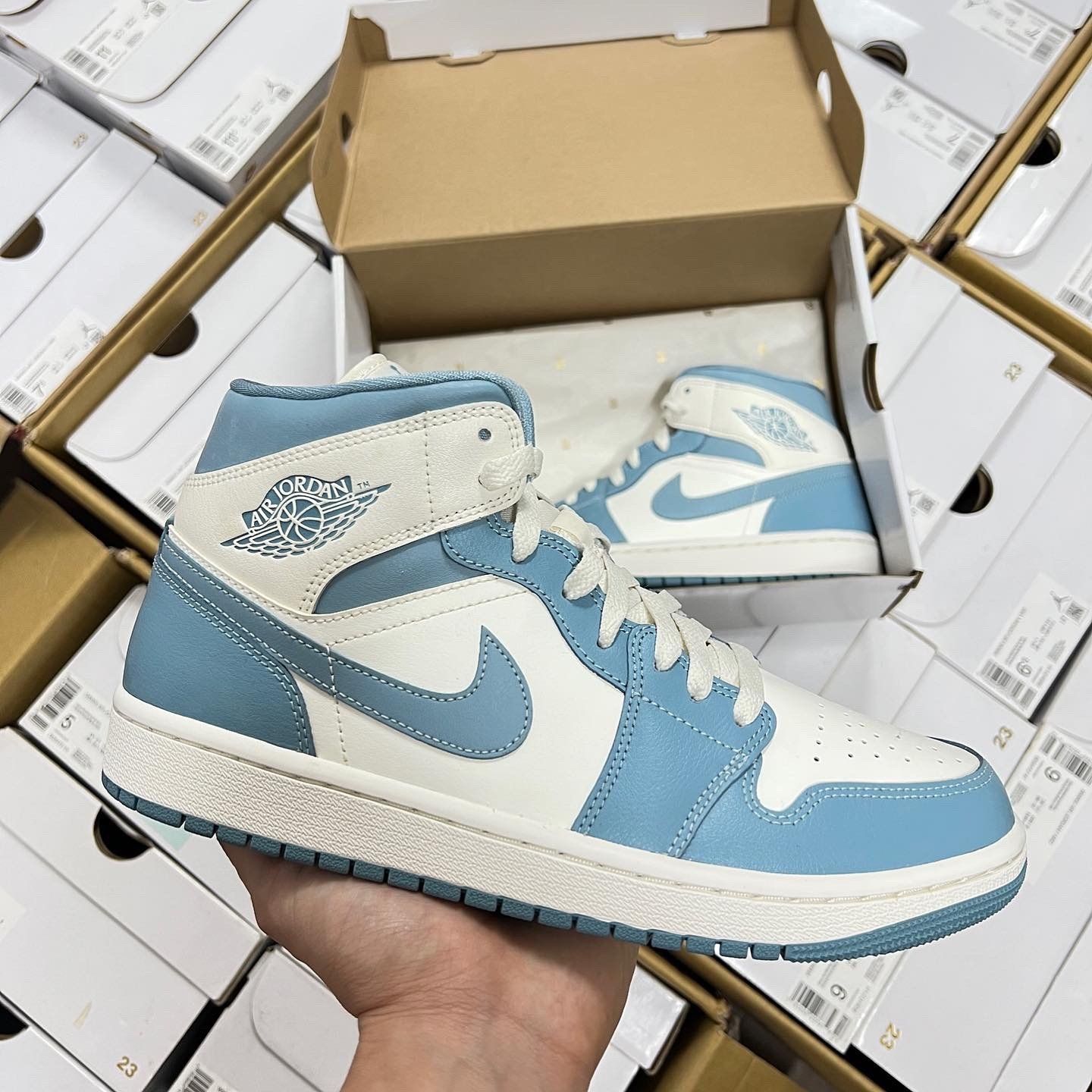 2145 - HÀNG CHÍNH HÃNG - GIÀY NIKE AIR JORDAN 1 MID - UNIVERSITY BLUE - CODE: BQ6472-141