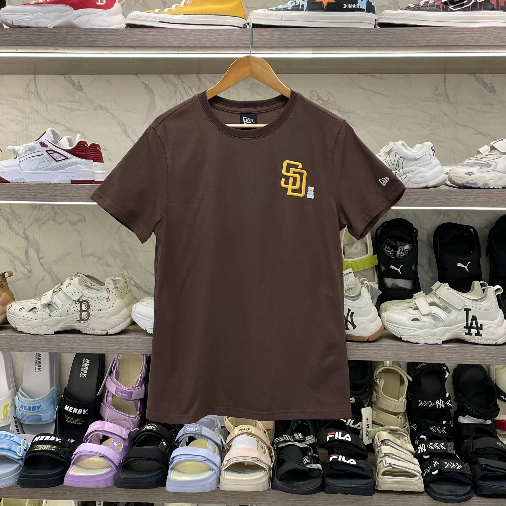 2147 - HÀNG CHÍNH HÃNG - ÁO THUN NEW ERA - SAN DIEGO PADRES BEAR WALNUT REGULAR SHORT SLEEVE - BROWN - CODE: 14148886