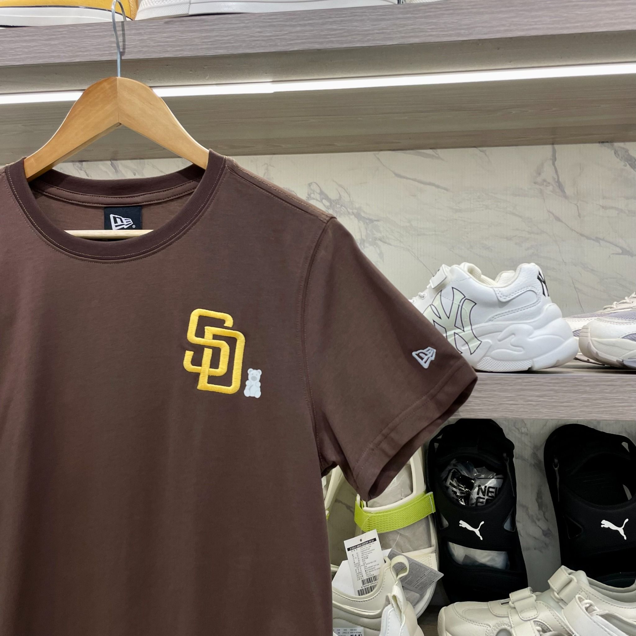  2147 - HÀNG CHÍNH HÃNG - ÁO THUN NEW ERA - SAN DIEGO PADRES BEAR WALNUT REGULAR SHORT SLEEVE - BROWN - CODE: 14148886 