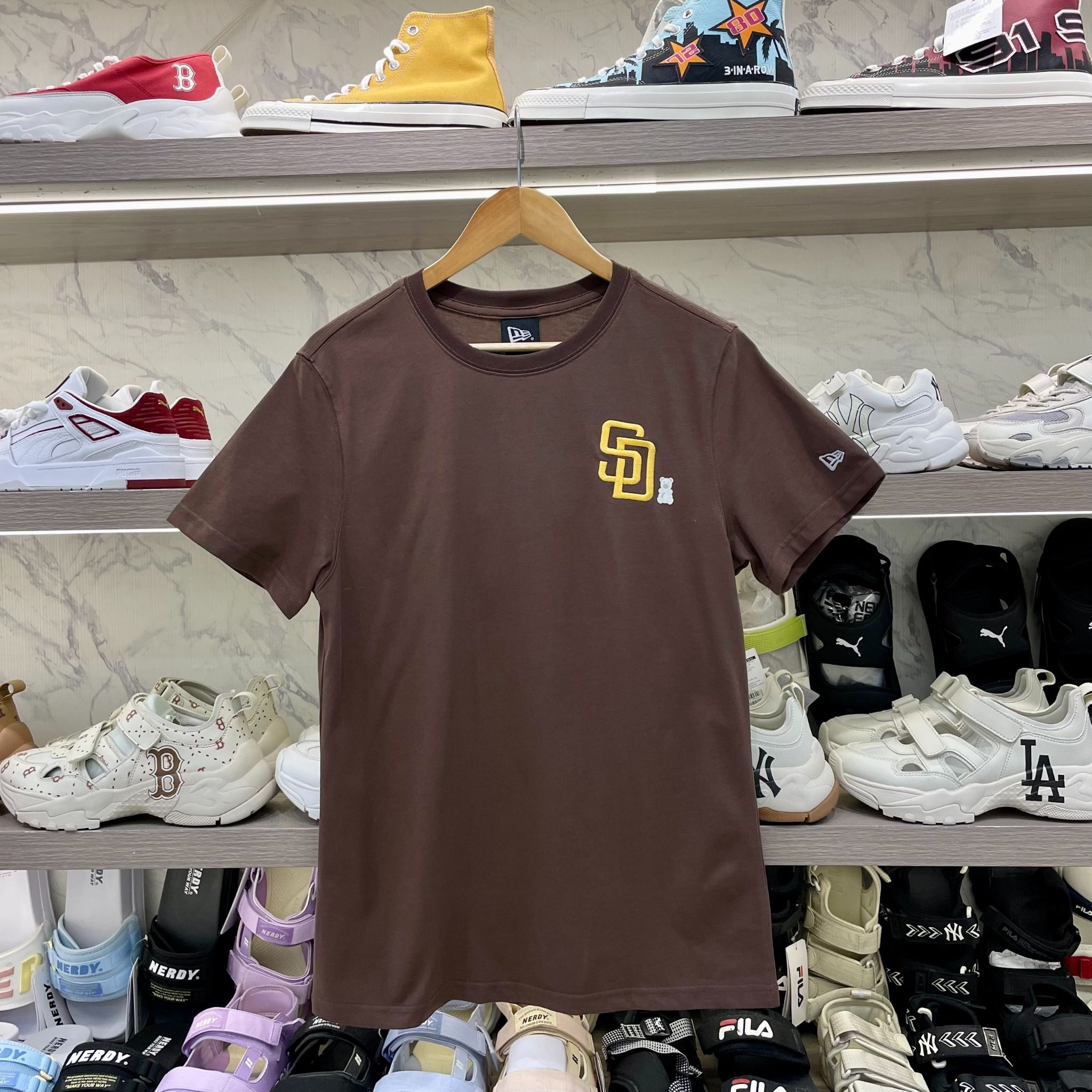 2147 - HÀNG CHÍNH HÃNG - ÁO THUN NEW ERA - SAN DIEGO PADRES BEAR WALNUT REGULAR SHORT SLEEVE - BROWN - CODE: 14148886