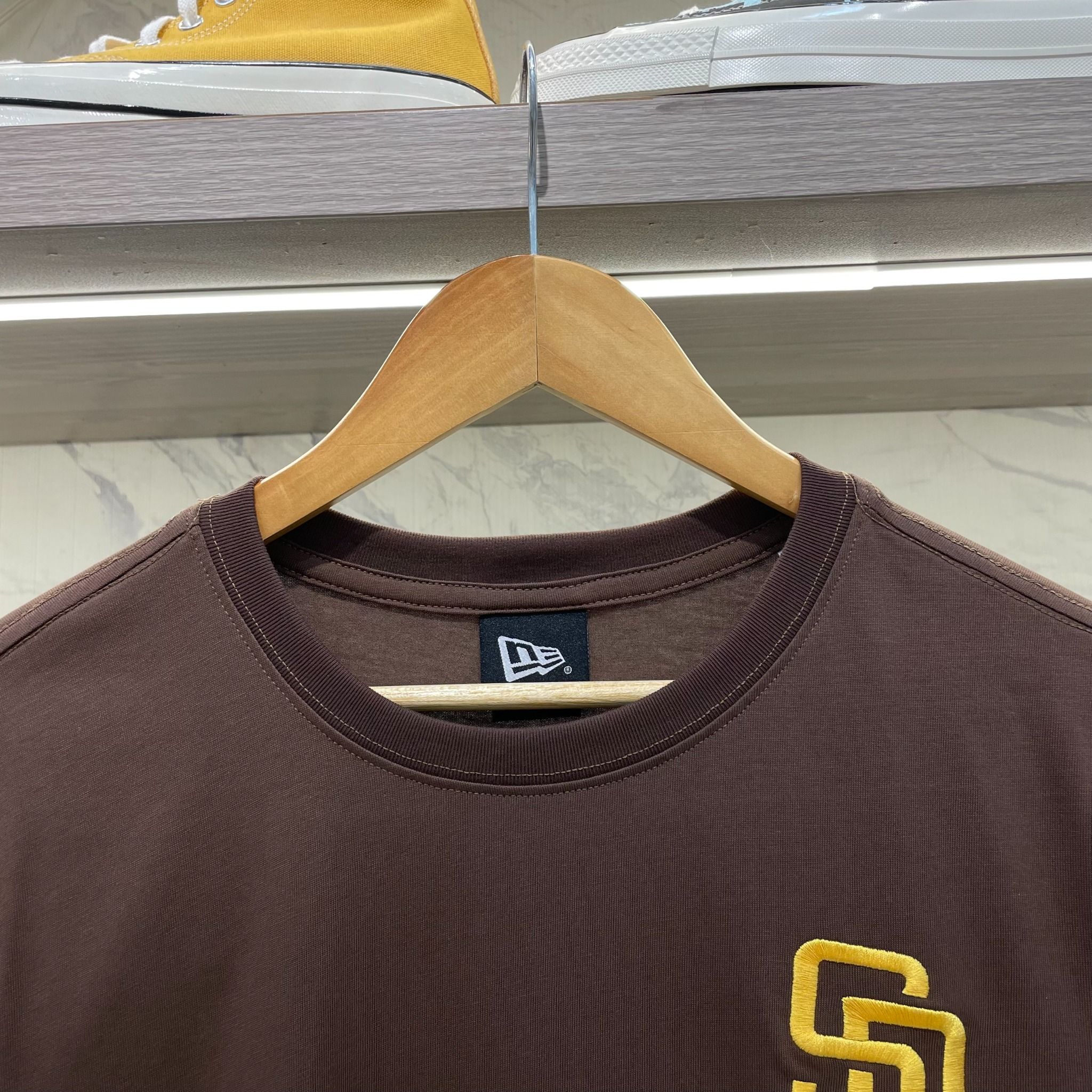  2147 - HÀNG CHÍNH HÃNG - ÁO THUN NEW ERA - SAN DIEGO PADRES BEAR WALNUT REGULAR SHORT SLEEVE - BROWN - CODE: 14148886 