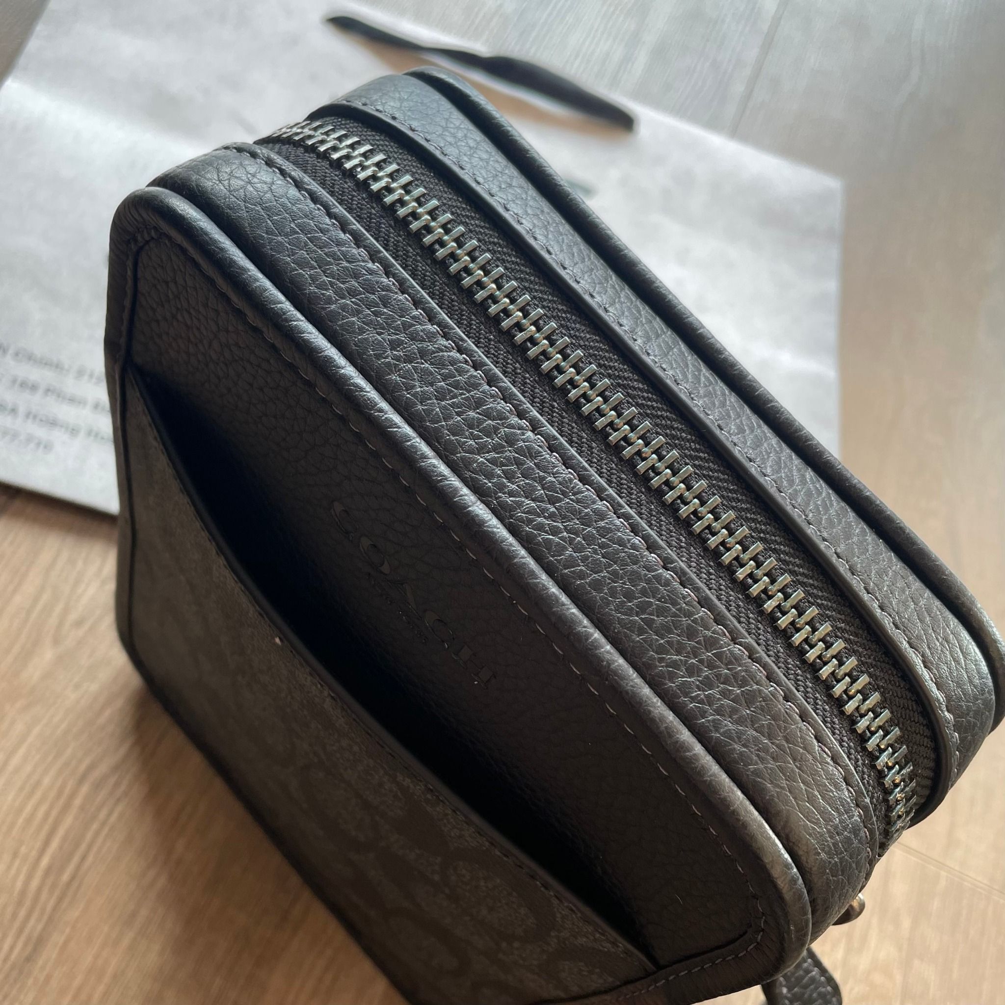 2179 - HÀNG CHÍNH HÃNG - TÚI ĐEO CHÉO COACH CROSSBODY IN SIGNATURE (MÀU ĐEN XÁM)