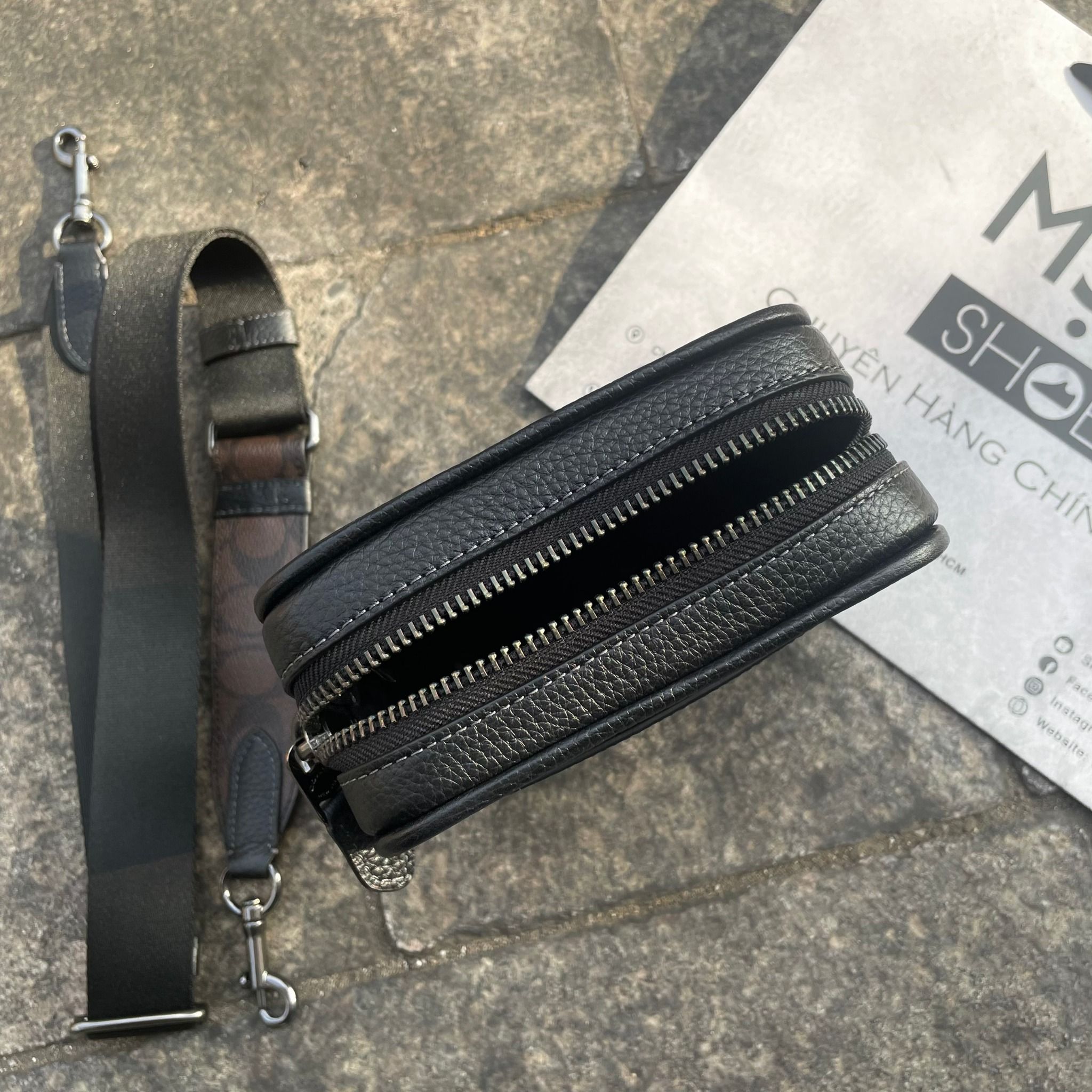 2187 - HÀNG CHÍNH HÃNG - TÚI ĐEO CHÉO COACH CROSSBODY IN SIGNATURE (MÀU ĐEN XÁM)