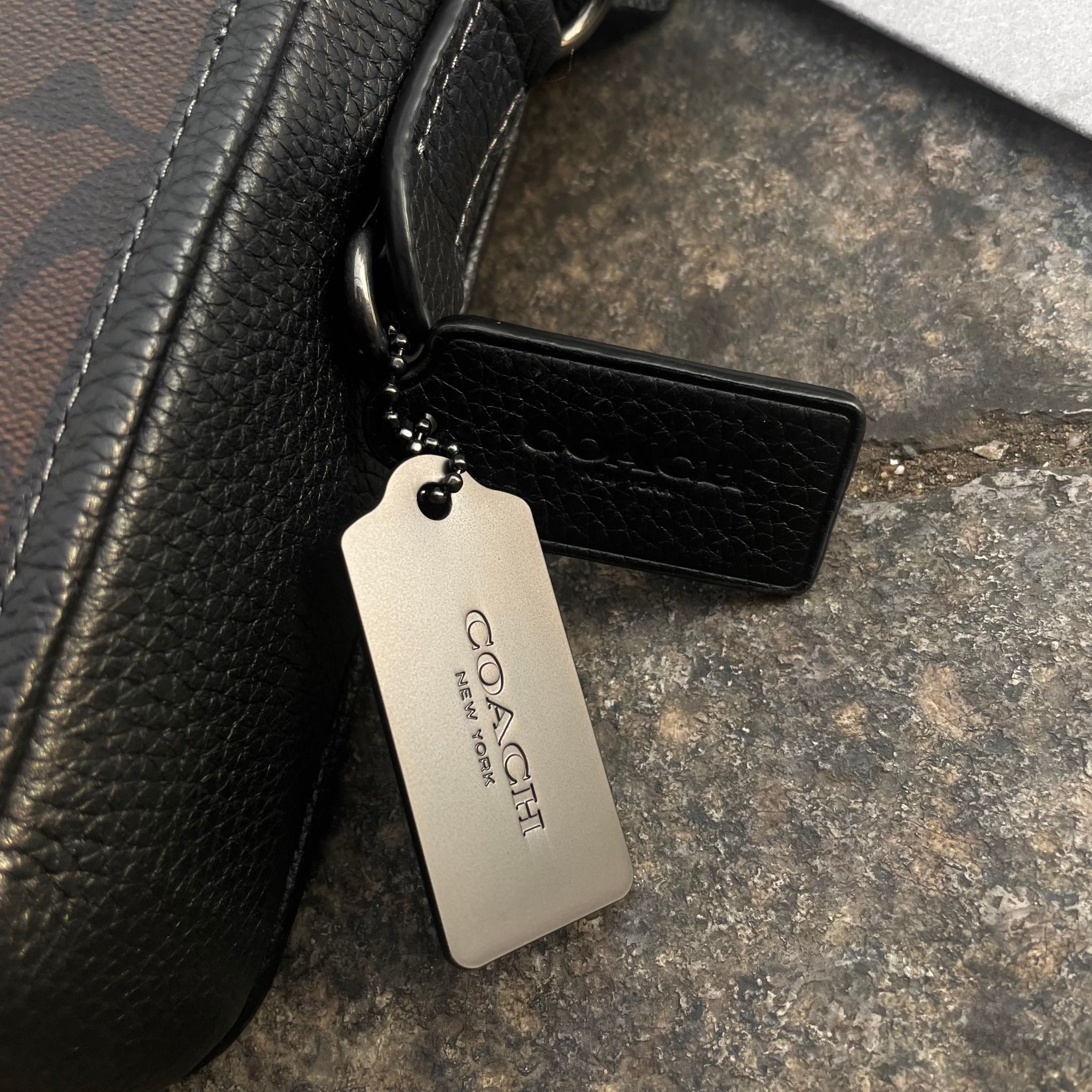 2187 - HÀNG CHÍNH HÃNG - TÚI ĐEO CHÉO COACH CROSSBODY IN SIGNATURE (MÀU ĐEN XÁM)