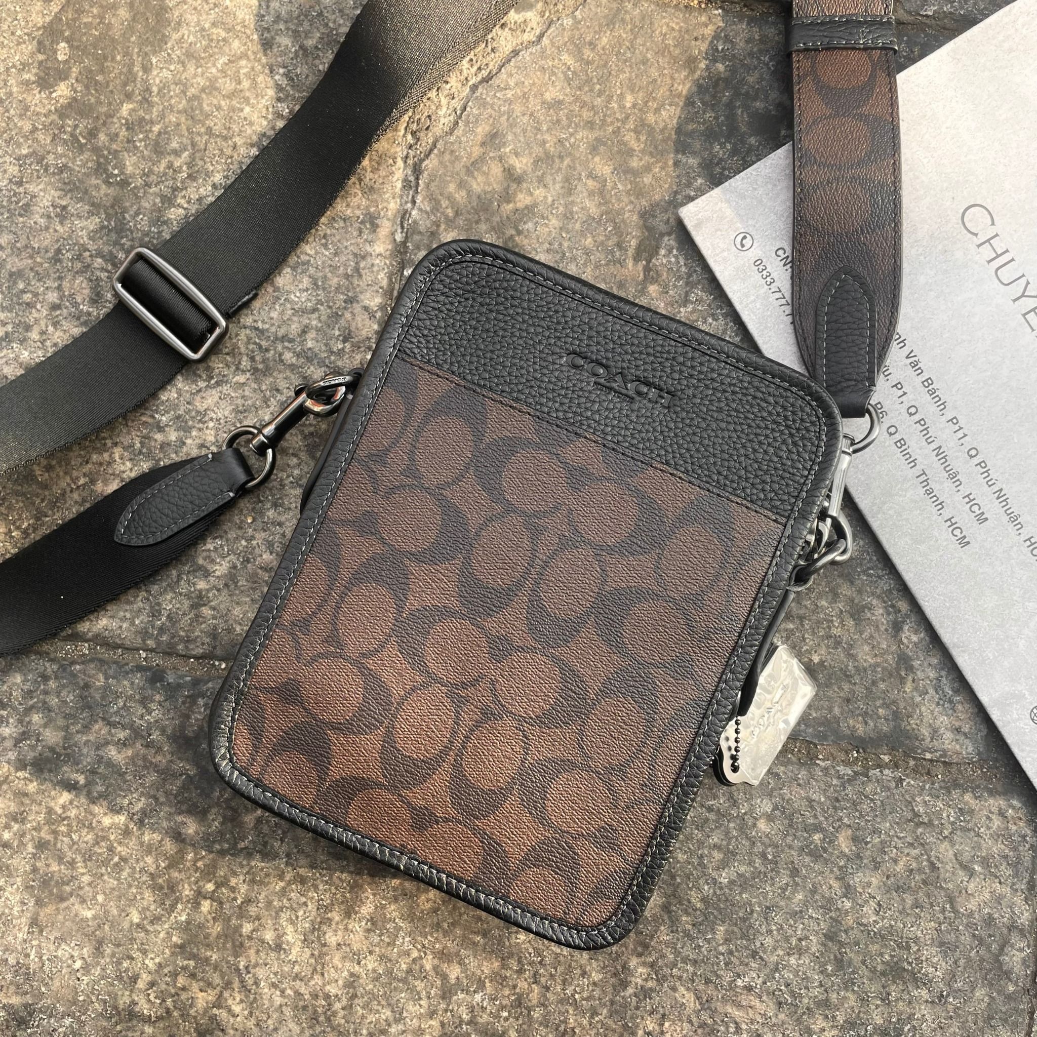 2187 - HÀNG CHÍNH HÃNG - TÚI ĐEO CHÉO COACH CROSSBODY IN SIGNATURE (MÀU ĐEN XÁM)