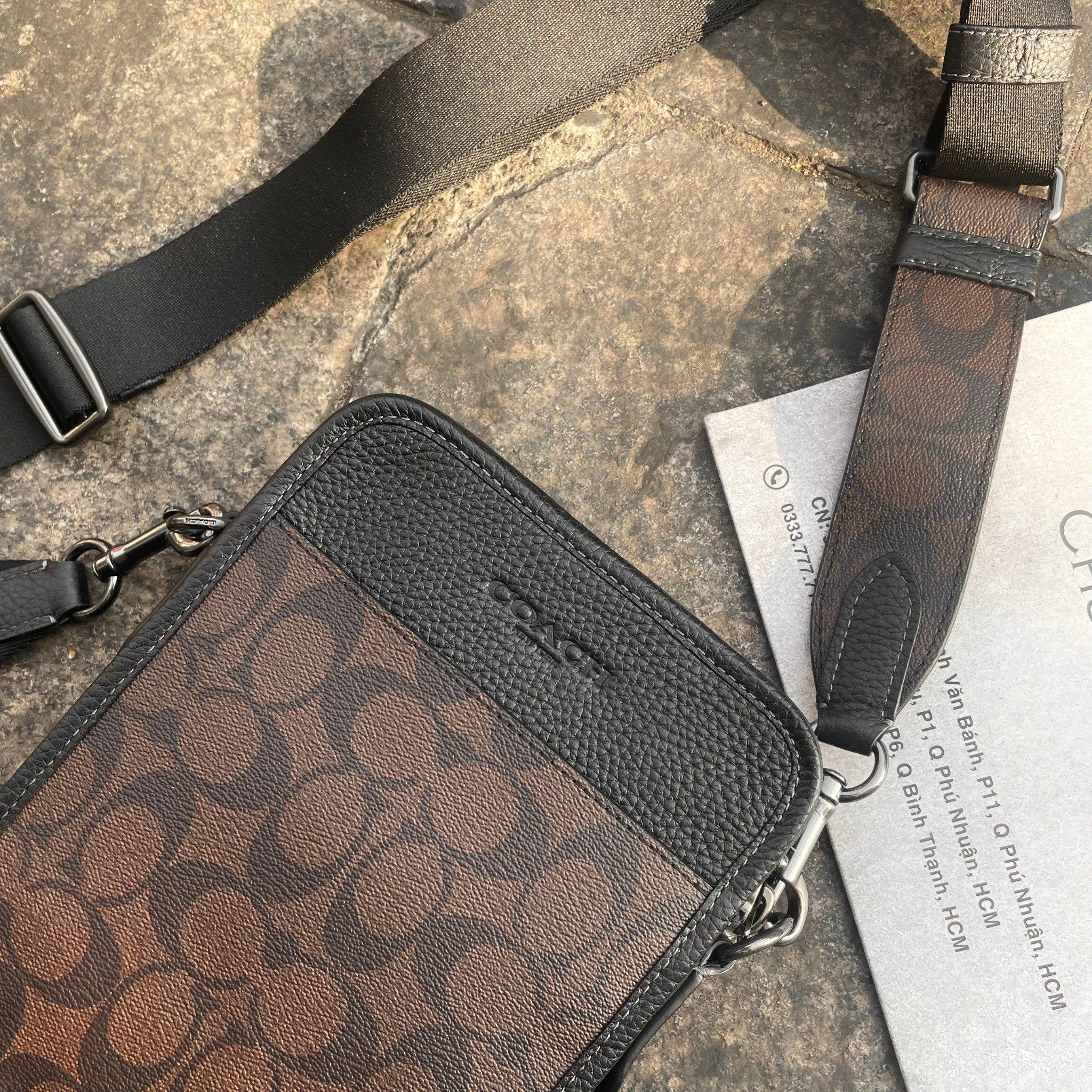 2187 - HÀNG CHÍNH HÃNG - TÚI ĐEO CHÉO COACH CROSSBODY IN SIGNATURE (MÀU ĐEN XÁM)