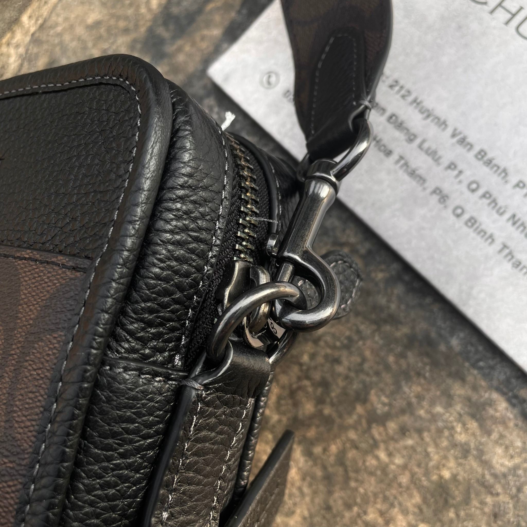2187 - HÀNG CHÍNH HÃNG - TÚI ĐEO CHÉO COACH CROSSBODY IN SIGNATURE (MÀU ĐEN XÁM)