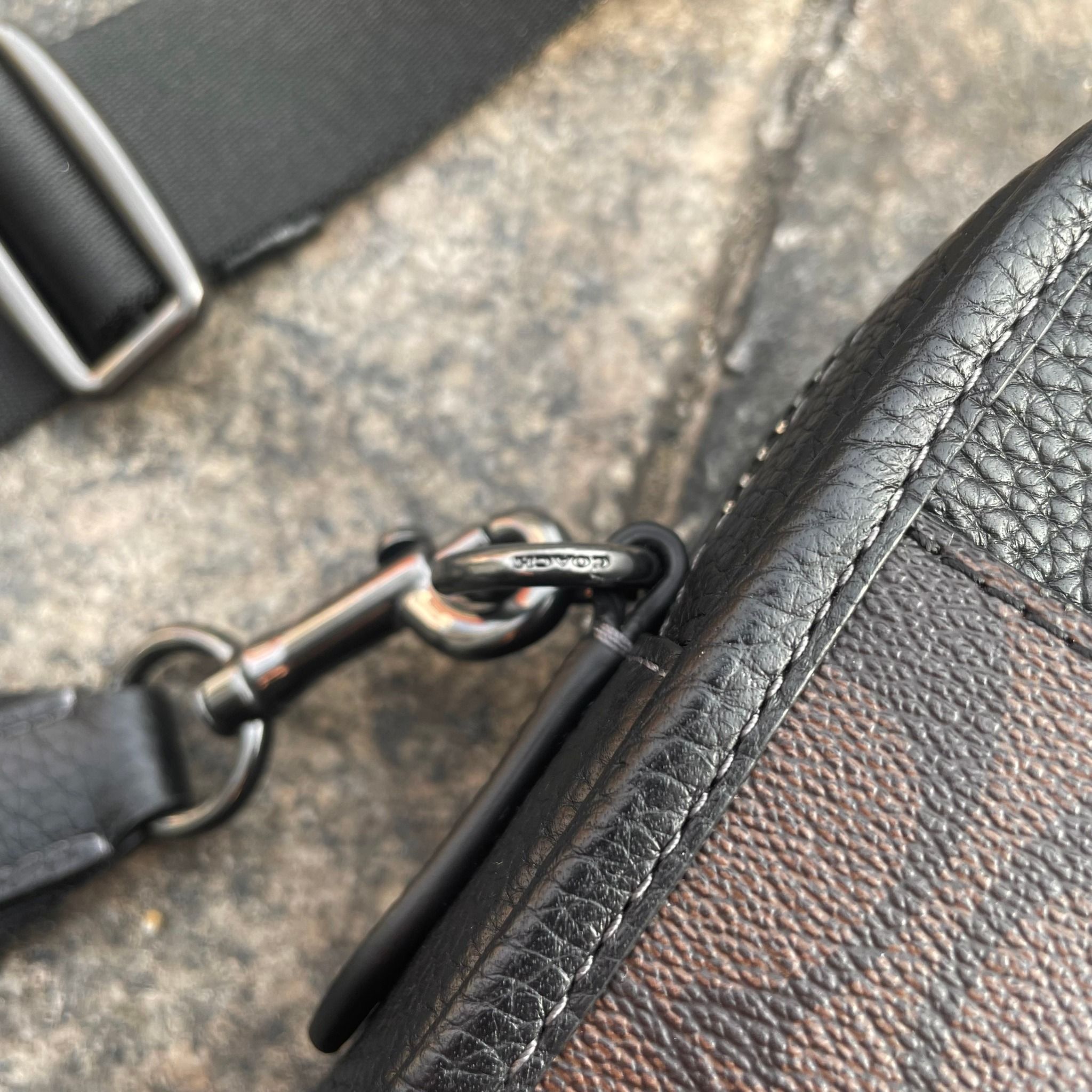 2187 - HÀNG CHÍNH HÃNG - TÚI ĐEO CHÉO COACH CROSSBODY IN SIGNATURE (MÀU ĐEN XÁM)