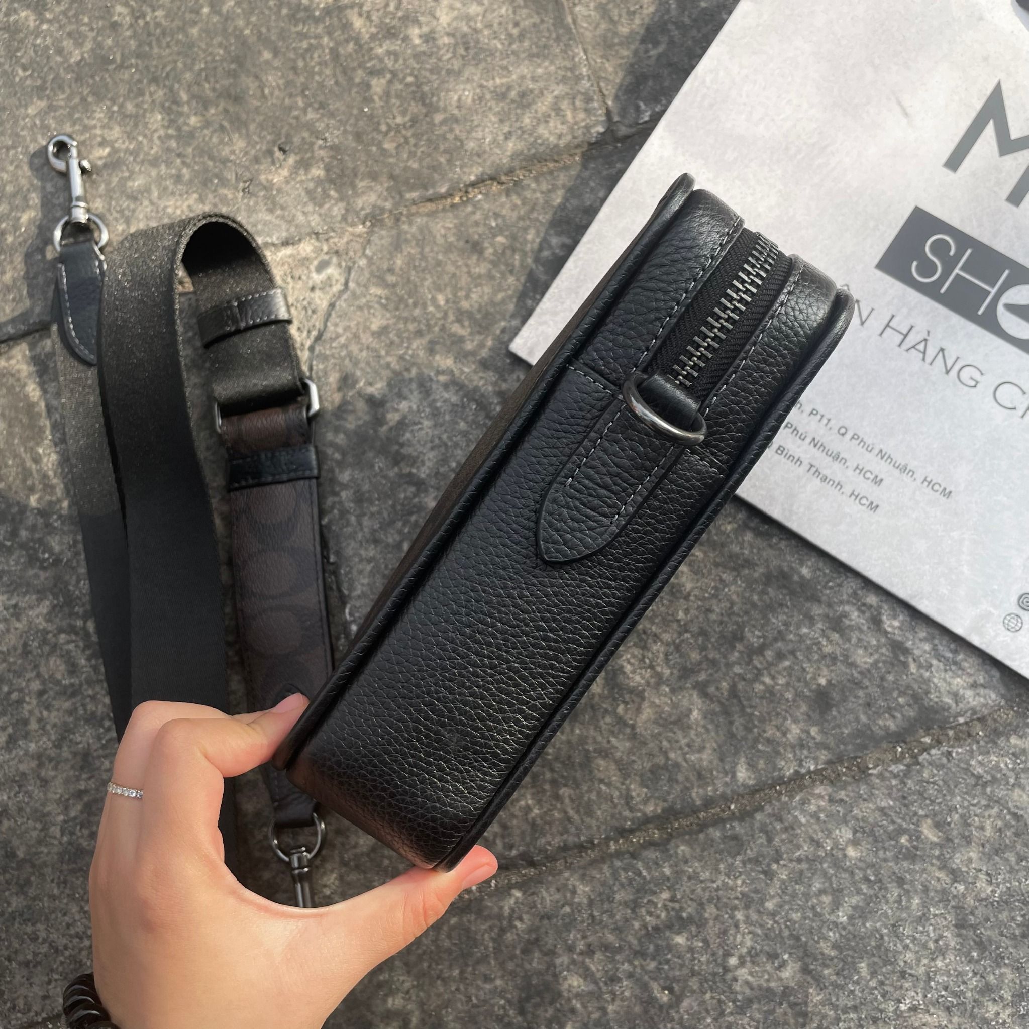 2187 - HÀNG CHÍNH HÃNG - TÚI ĐEO CHÉO COACH CROSSBODY IN SIGNATURE (MÀU ĐEN XÁM)