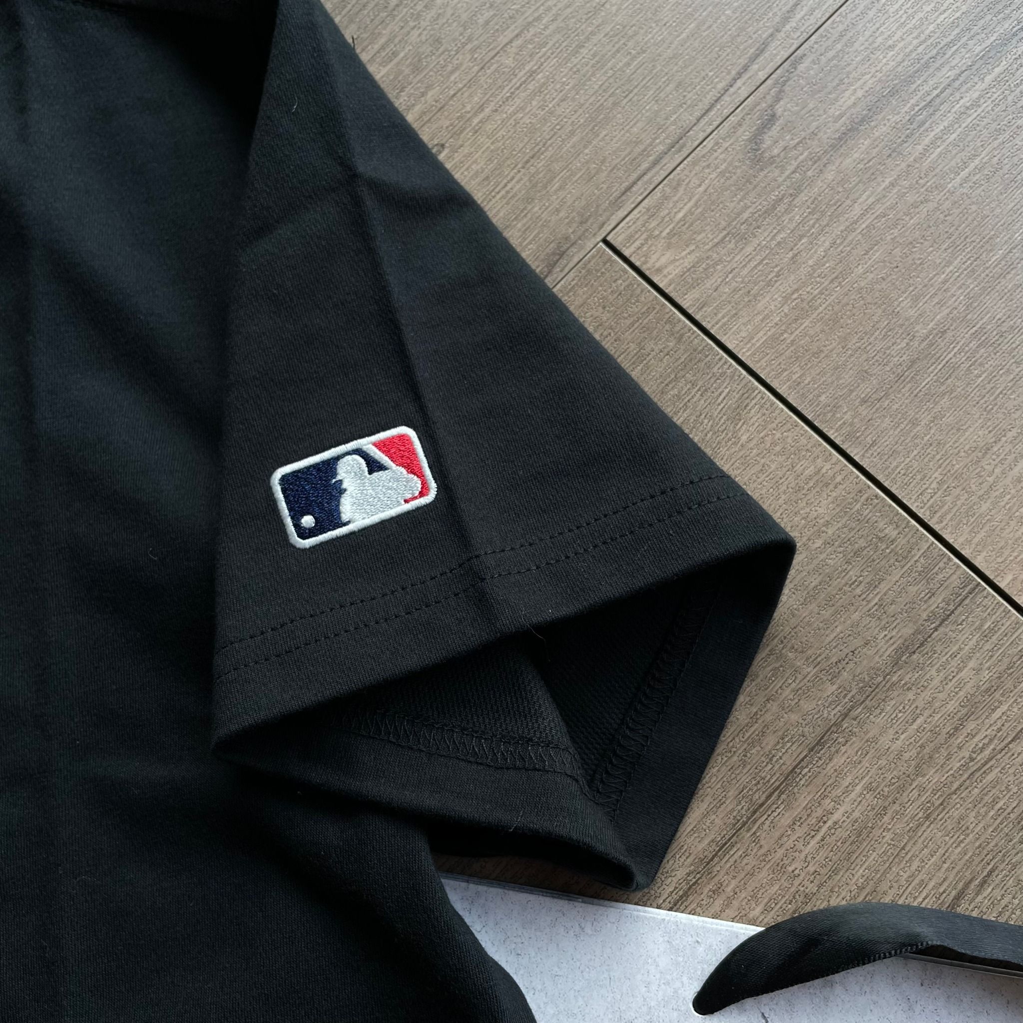 2222 - HÀNG CHÍNH HÃNG - ÁO NEW ERA - (689) + (764) NY Yankees *Chạy Ngang* - Đen