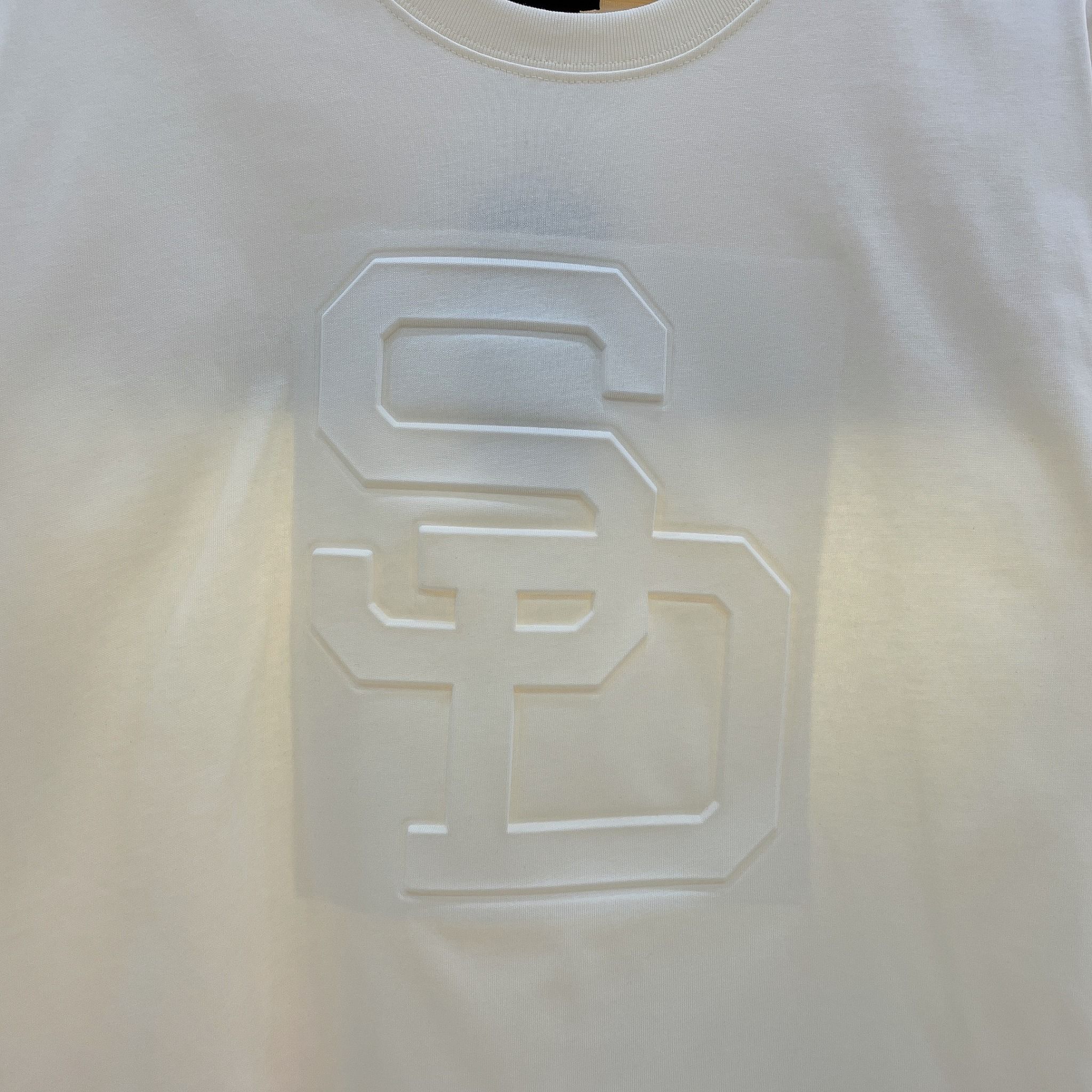 2206 - HÀNG CHÍNH HÃNG - ÁO NEW ERA - SAN DIEGO - LOGO IN NỔI - CREAM - CODE: 14187348