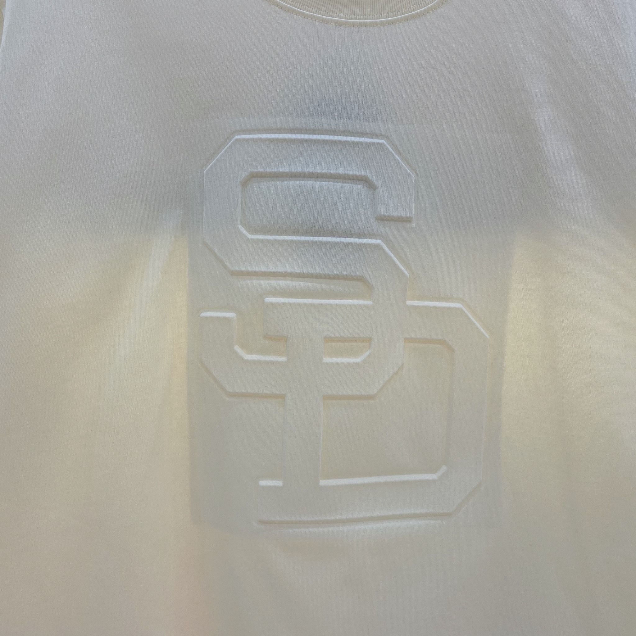 2206 - HÀNG CHÍNH HÃNG - ÁO NEW ERA - SAN DIEGO - LOGO IN NỔI - CREAM - CODE: 14187348