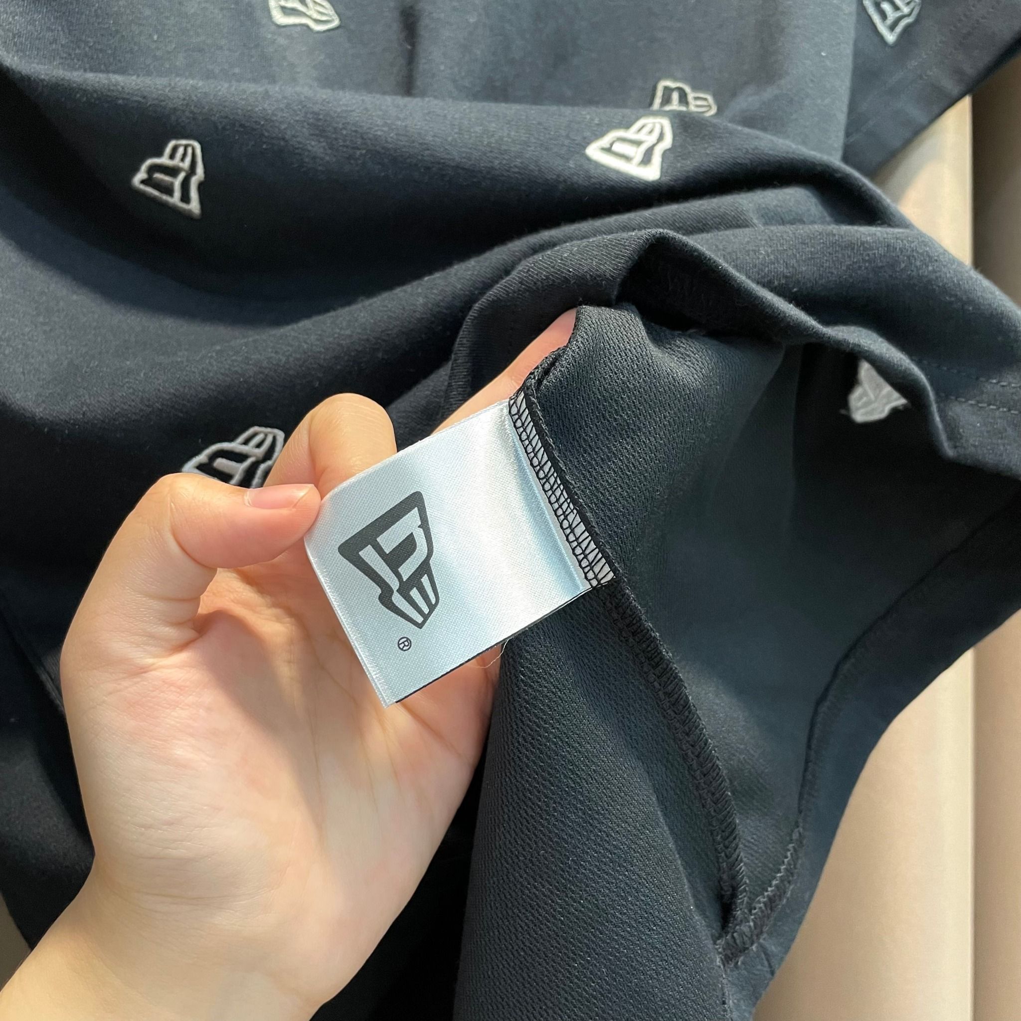 2215 - HÀNG CHÍNH HÃNG - ÁO NEW ERA - Đen Nhiều Logo NE thêu MÀU OMBRE (Nhạt Dần) - Đen