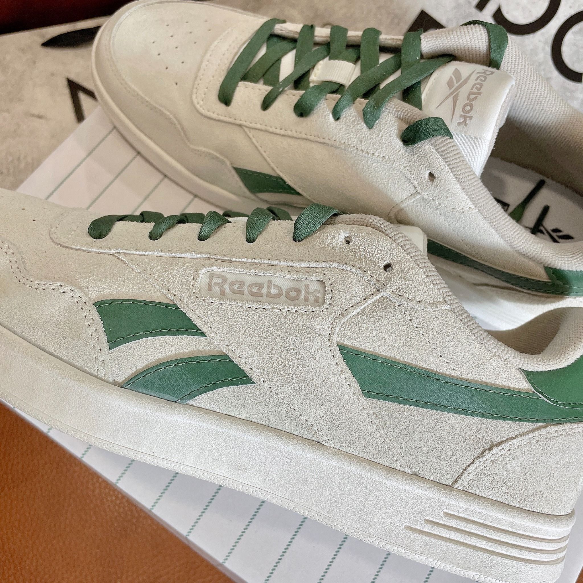 2229 - HÀNG CHÍNH HÃNG - GIÀY REEBOK - ĐẾ BẰNG - XÁM - *LOGO GREEN - DA LỘN*